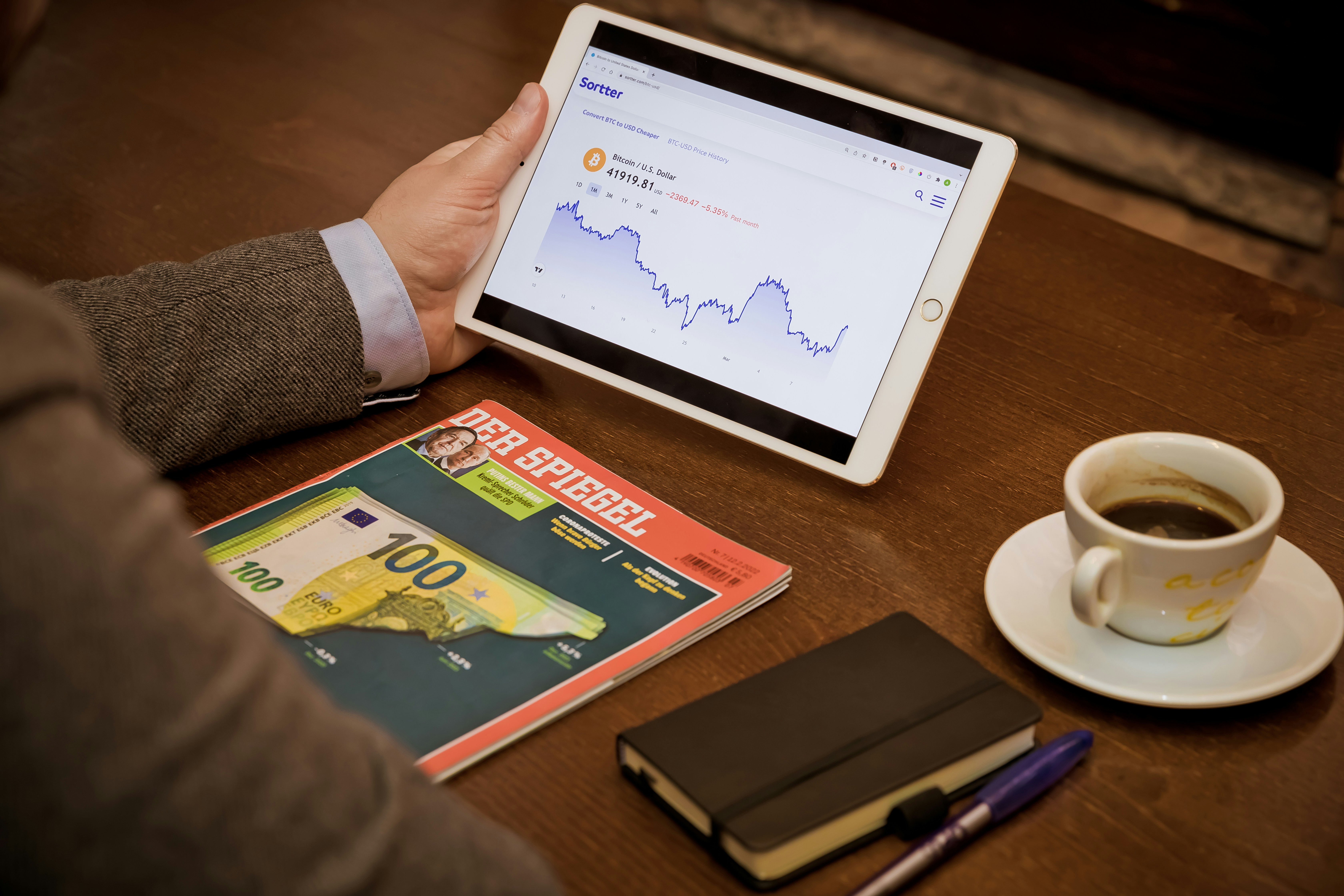 Un graphique de croissance qui s'affiche sur la tablette d'un entrepreneur, une bonne image pour la planification financière et la stratégie digitale.