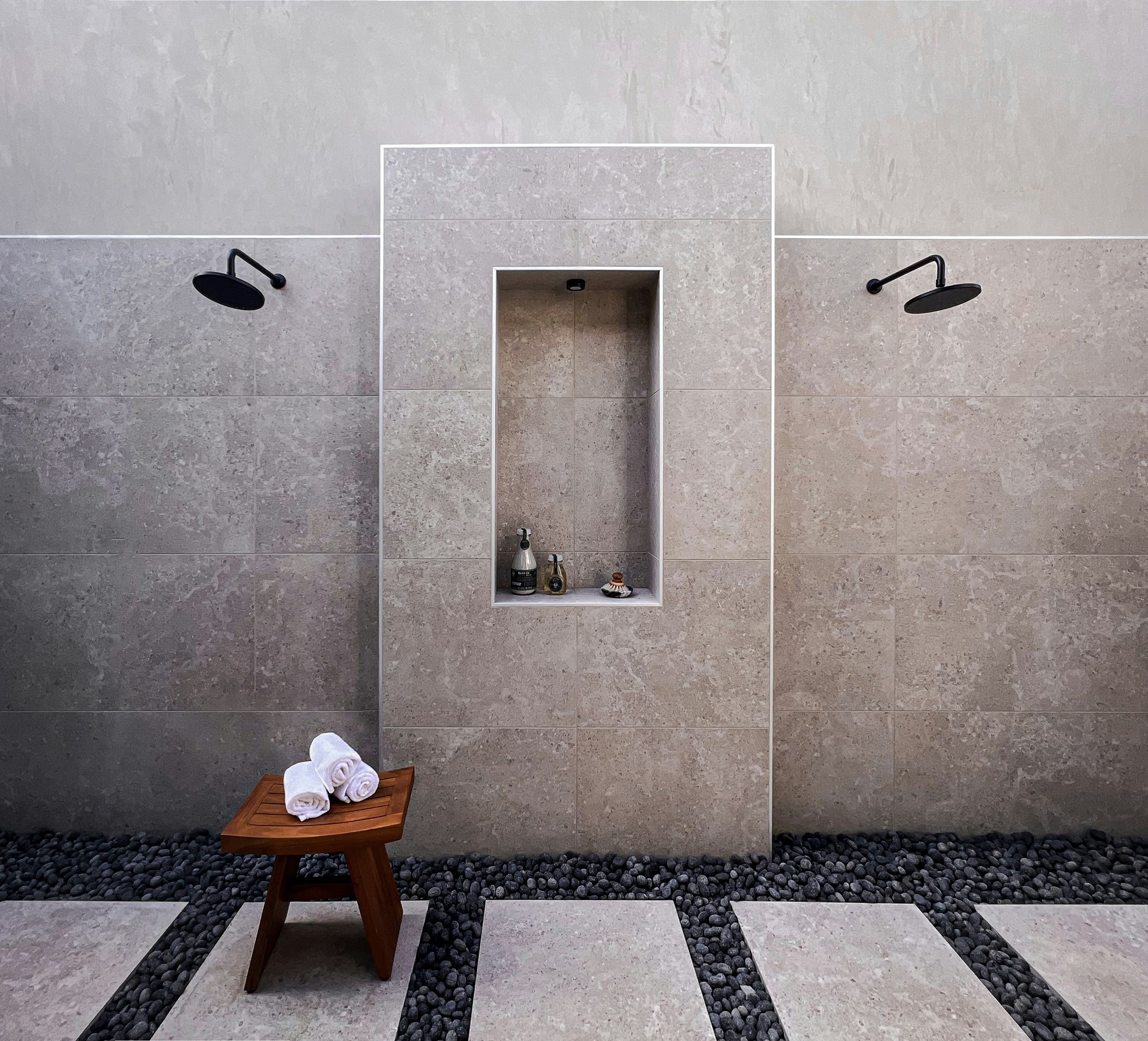 Gros plan sur la texture de carreaux de carrelage en terre cuite de couleur terracotta, posés en chevrons sur le sol d