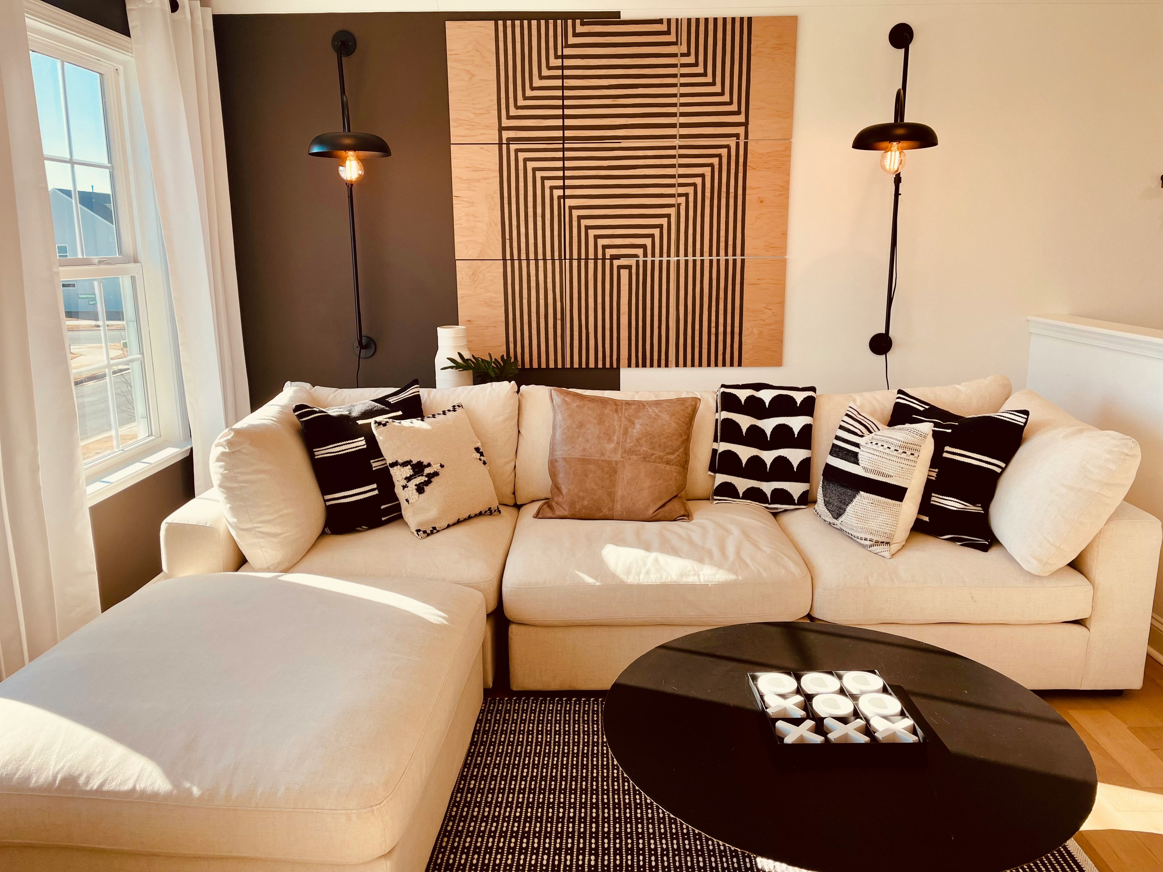 Un restaurant élégant à l'atmosphère chaleureuse, avec des assises modulaires, des alcôves intimes et un éclairage soigné. Un mur d'accent avec un subtil motif zébré en noir et blanc ajoute une touche de caractère.