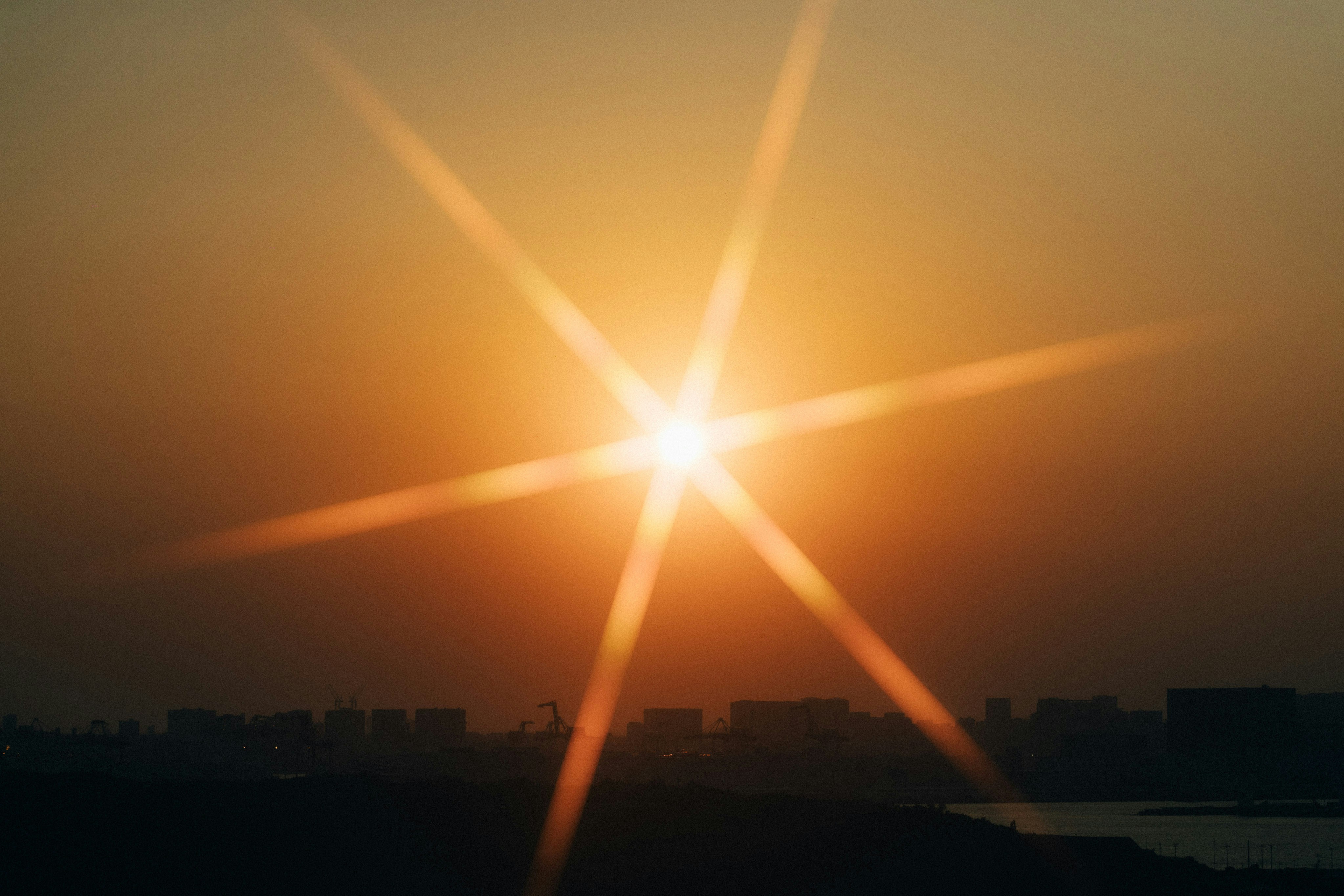 Des invités applaudissent lors d'un événement de lancement de produit. La scène est éclairée de manière spectaculaire, et le produit est mis en valeur au centre. L'excitation est palpable.