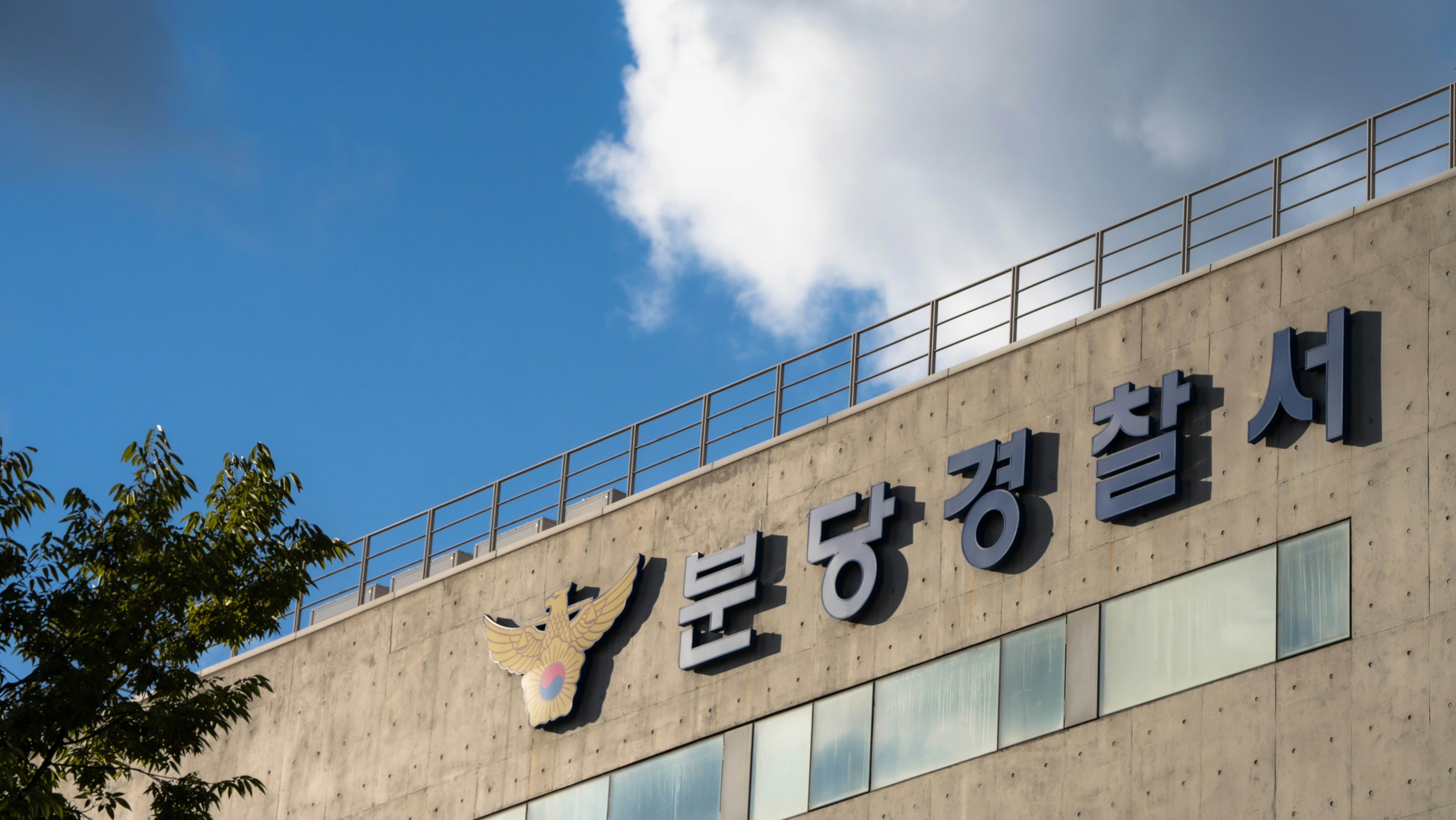 Une poignée de main entre un client et son chef de projet, scellant un partenariat de confiance dans les locaux de l