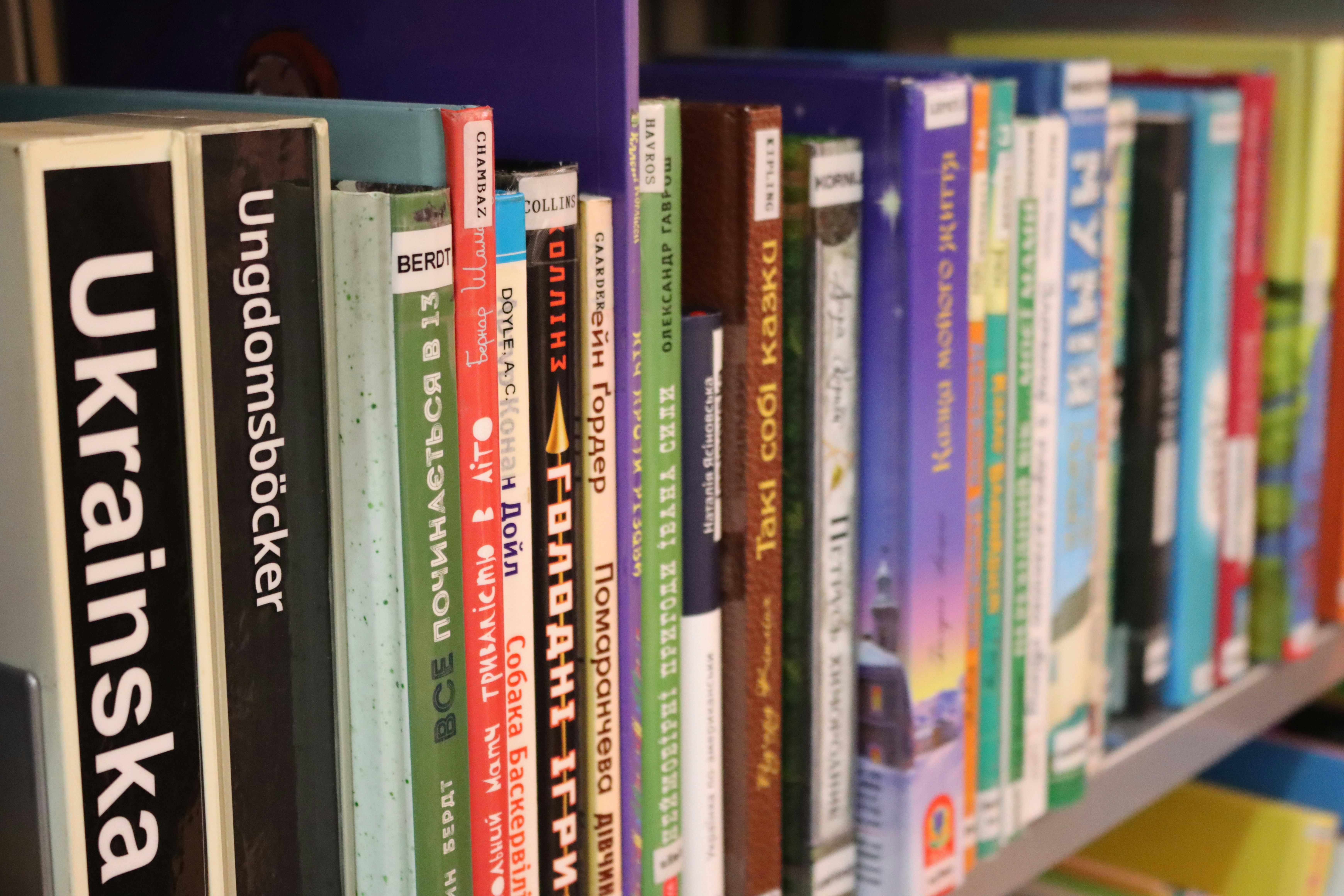 Image d'un contrat en cours de signature, soulignant l'importance de la confidentialité et de la précision juridique dans les traductions.