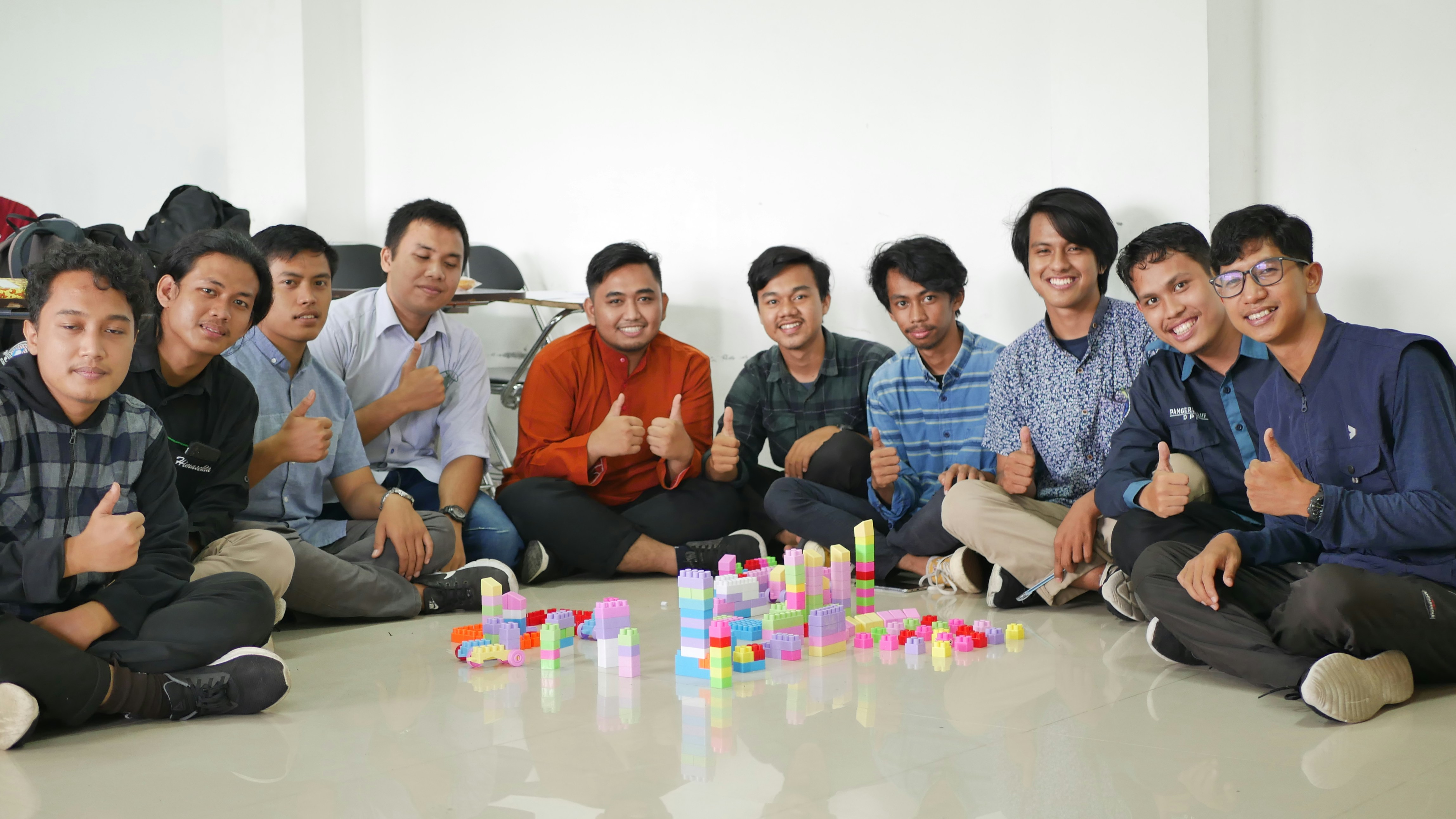 Une équipe de startup diversifiée collaborant avec enthousiasme autour d'un bureau dans un espace de co-working lumineux.