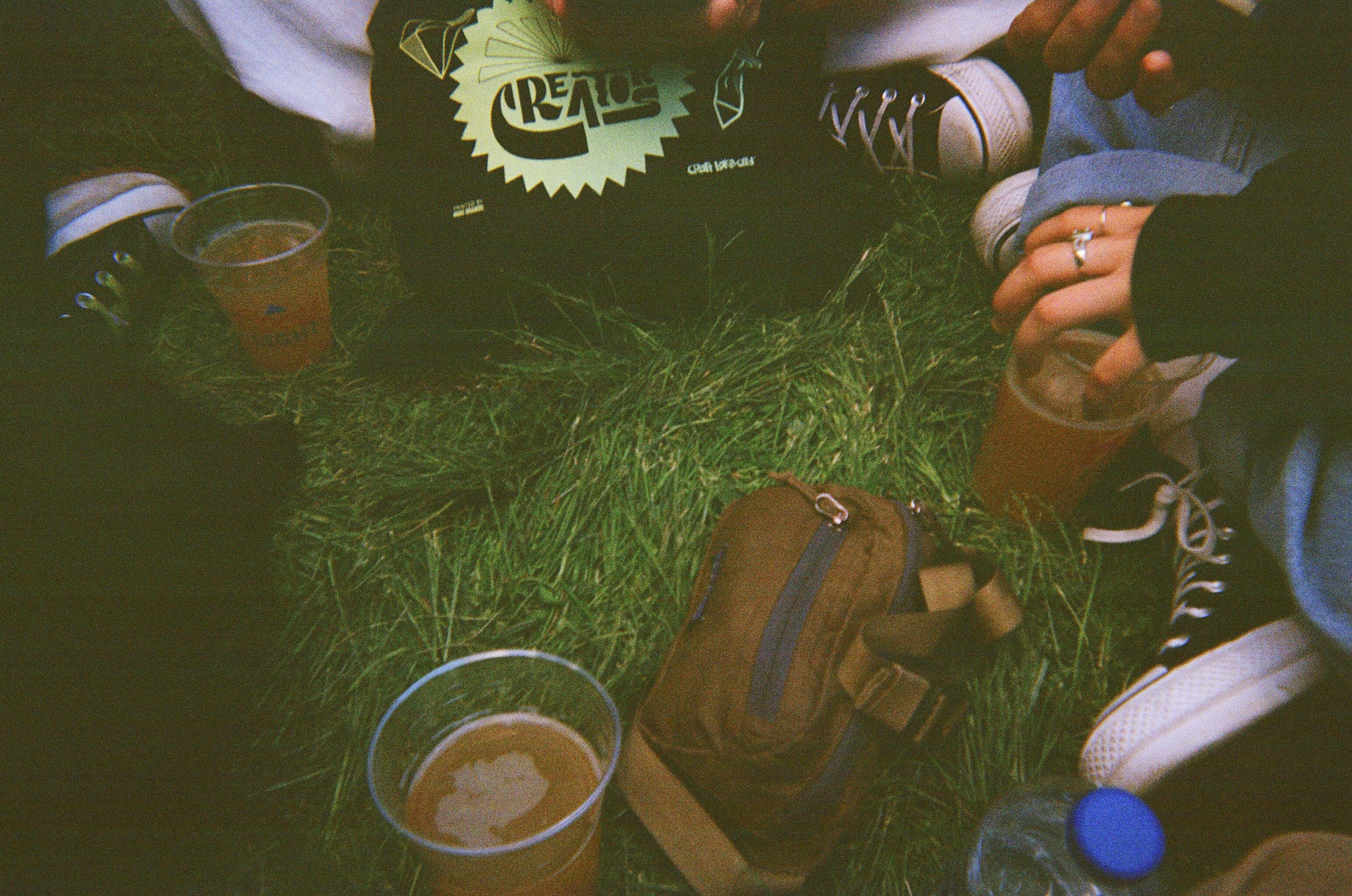 Un groupe d'amis trinquant avec des chopes de bière dans un pub, l'accent est mis sur le partage et la bonne humeur.