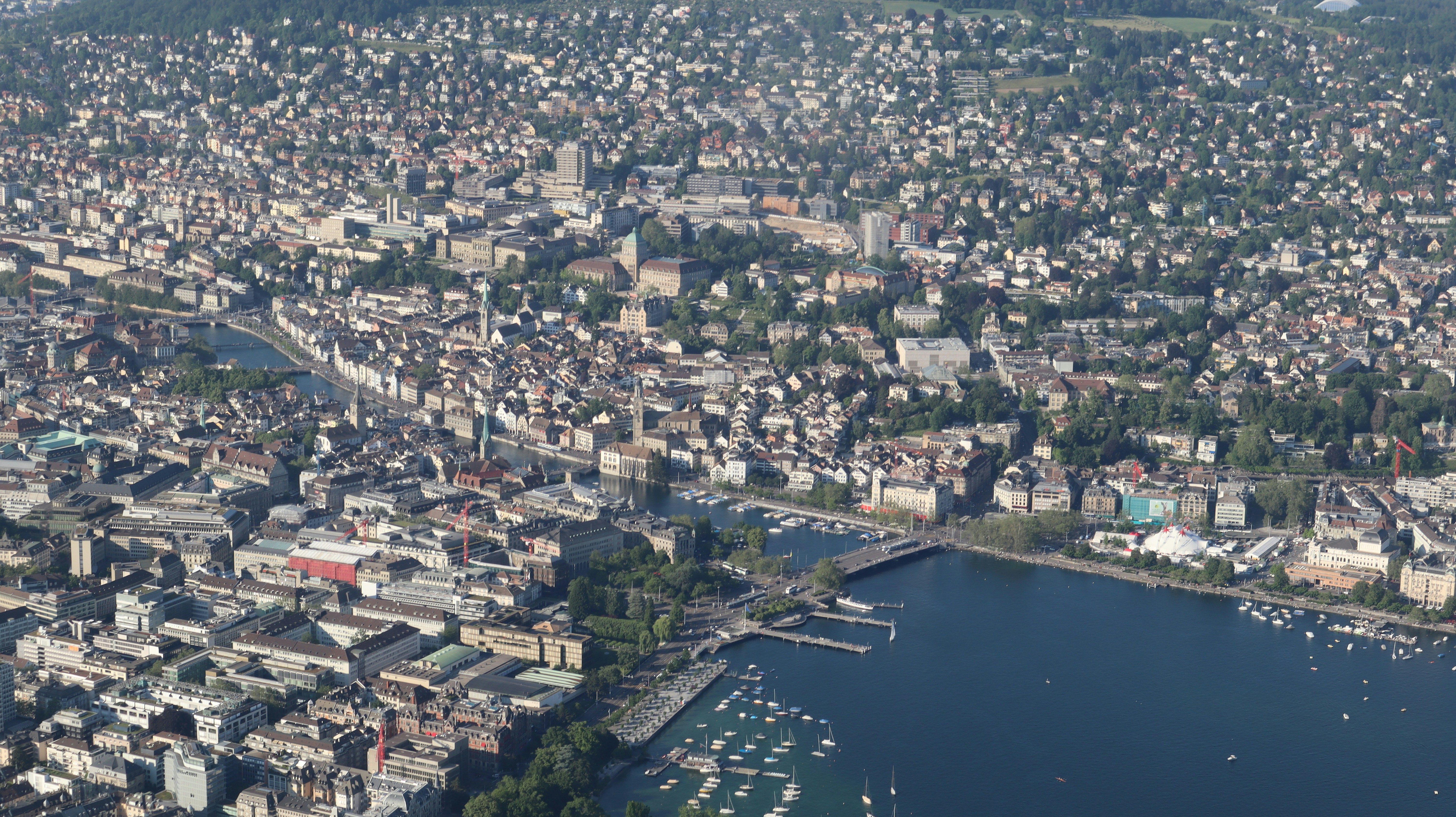 Vue aérienne de la ville de Genève avec des immeubles de bureaux et résidentiels, illustrant le champ d