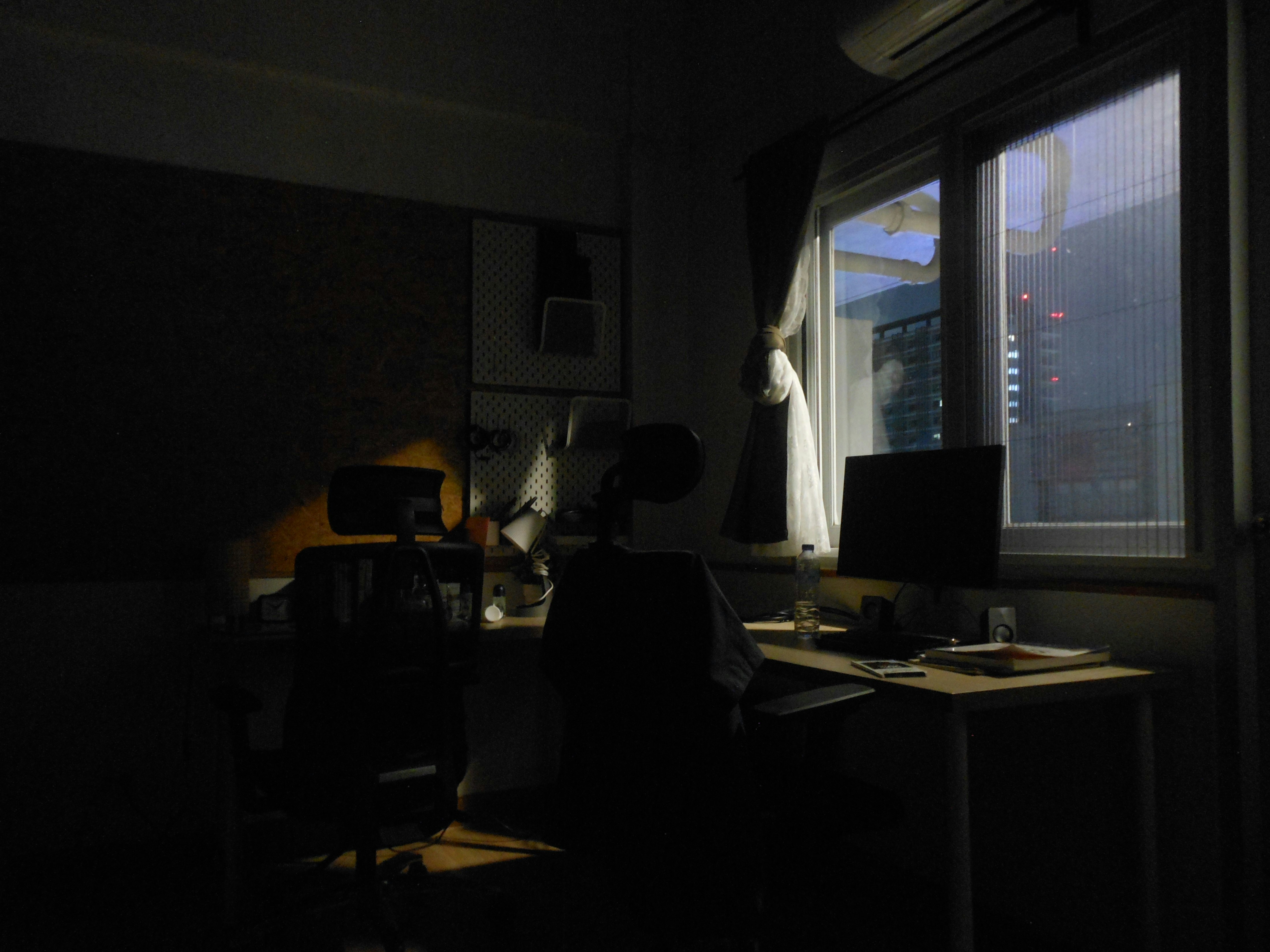 Une personne d'affaires concentrée, regardant un tableau de bord analytique sur un ordinateur portable dans un bureau moderne.