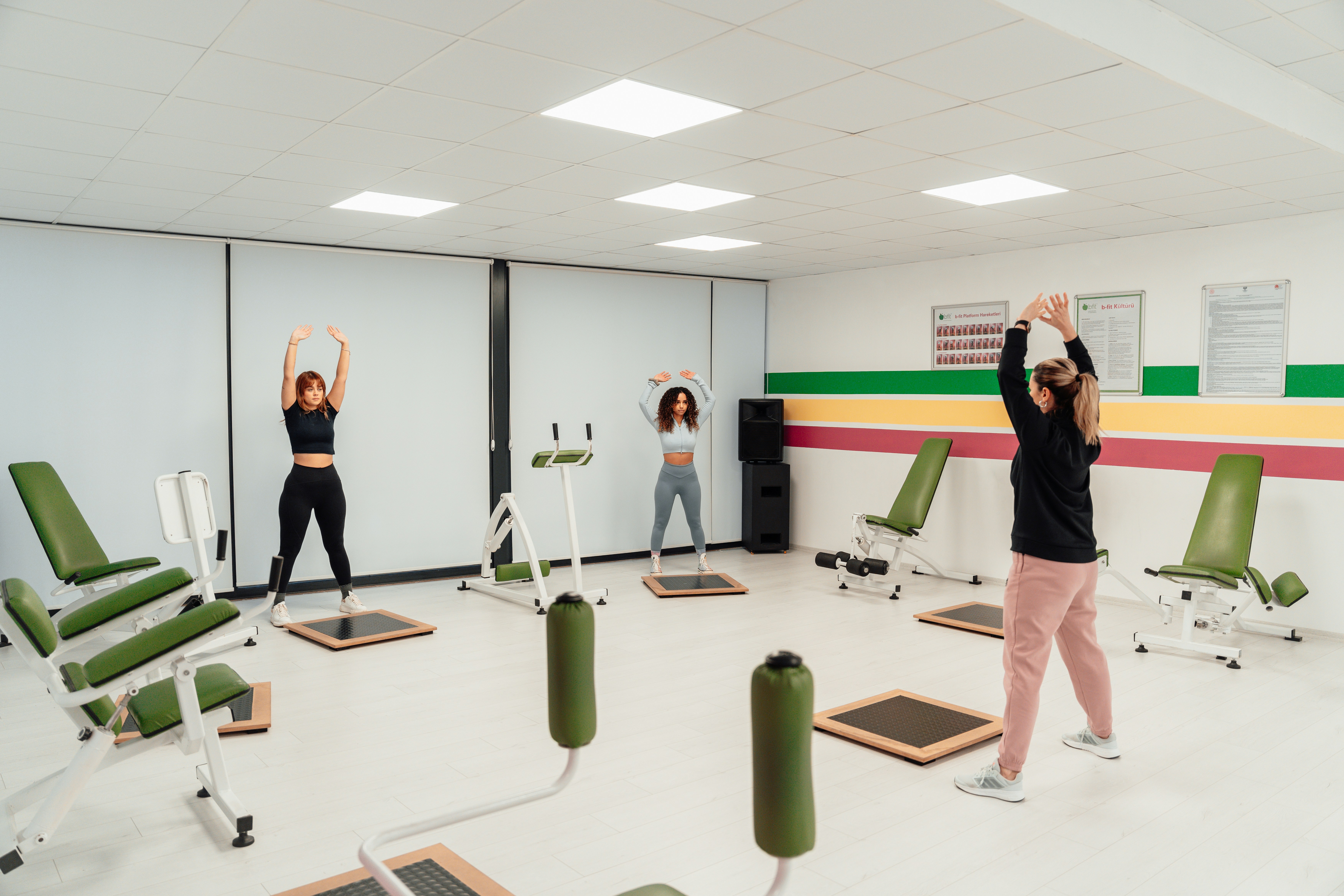 Un cours collectif de fitness qui déborde d