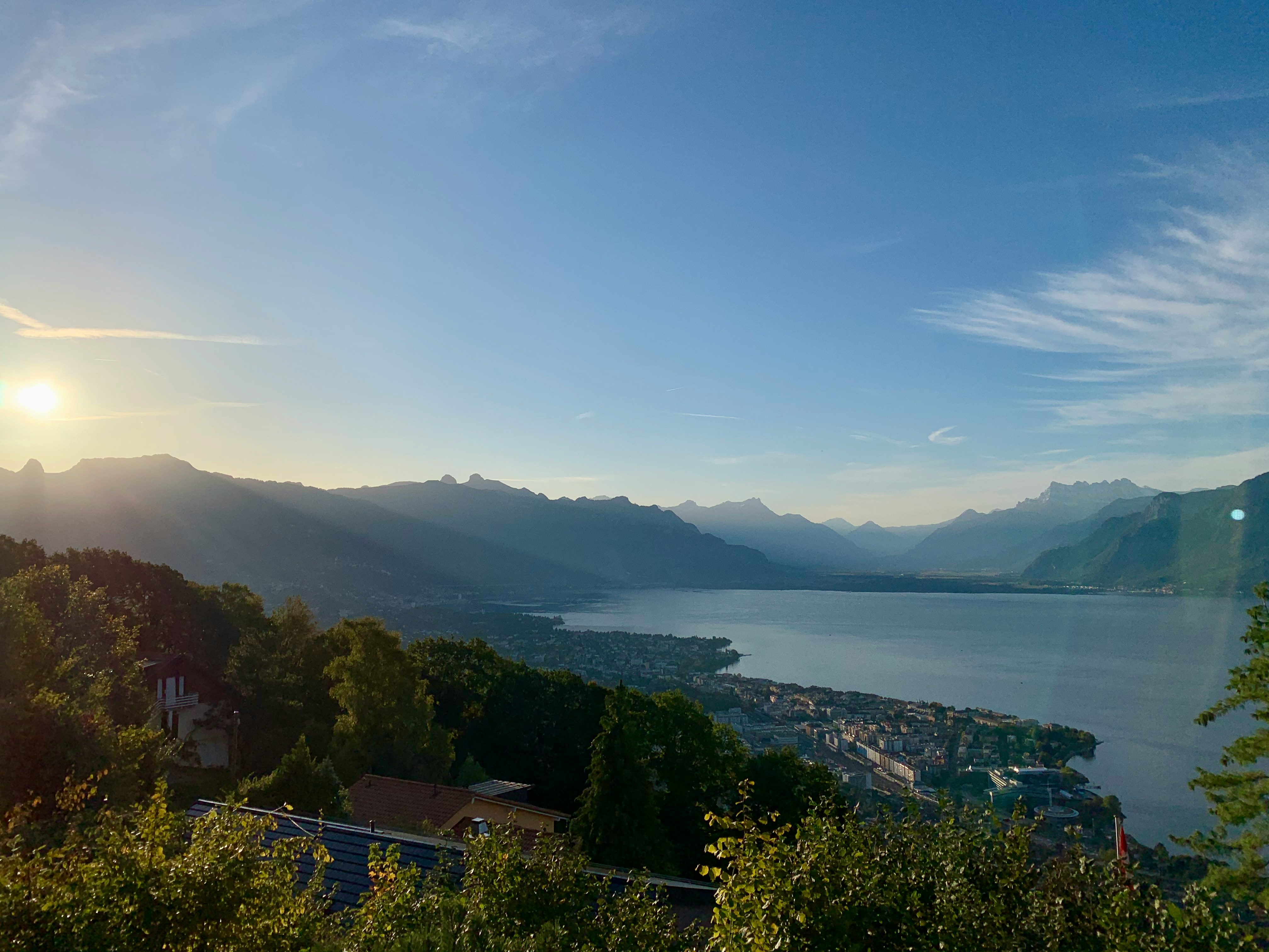 Vue aérienne du lac Léman avec Genève en arrière-plan, symbolisant le marché suisse et l'importance de l'adaptation locale.