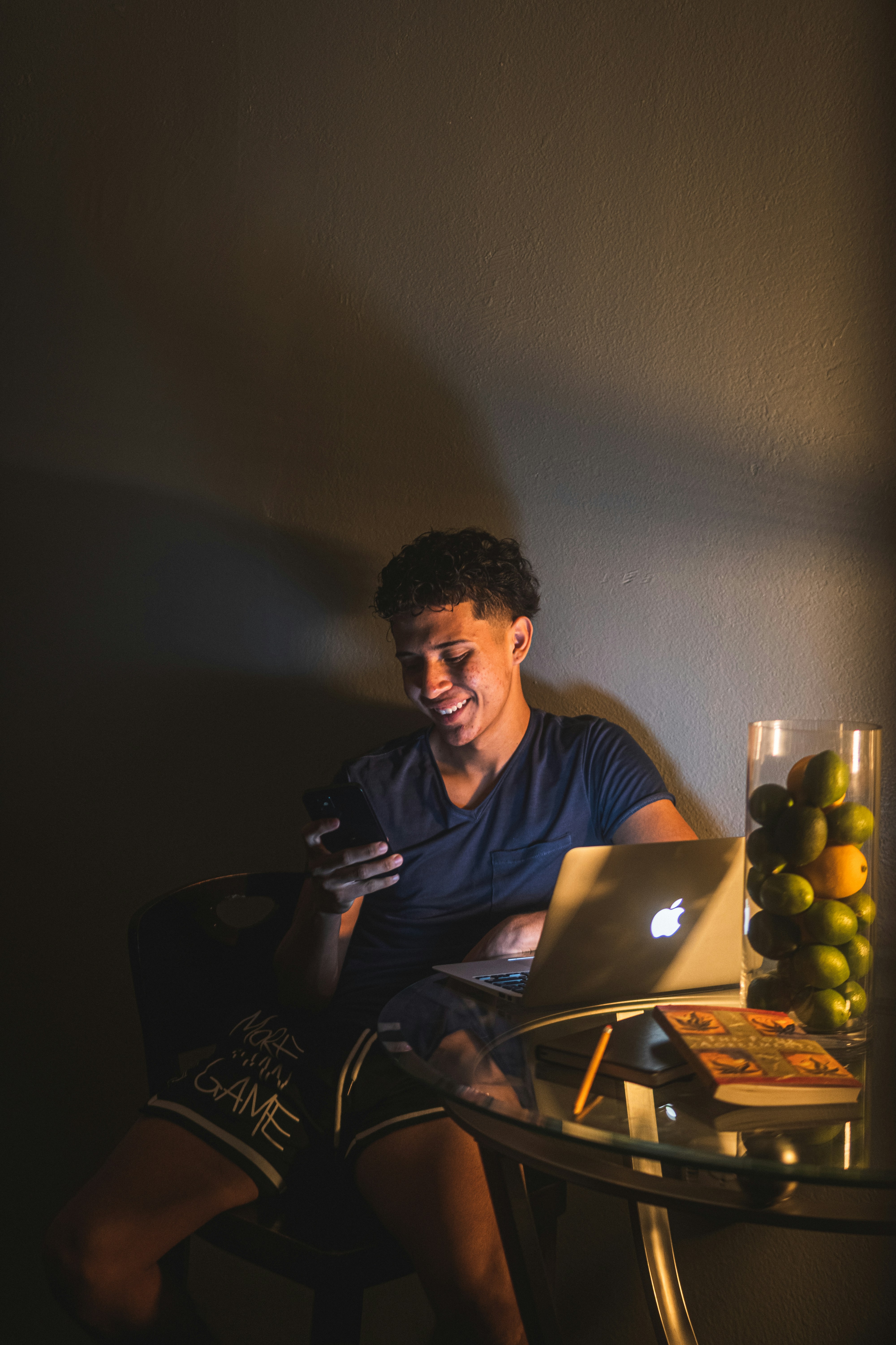 Une personne souriante assise dans un café, travaillant sur son ordinateur portable, évoquant le succès et la satisfaction d'être un client payant.