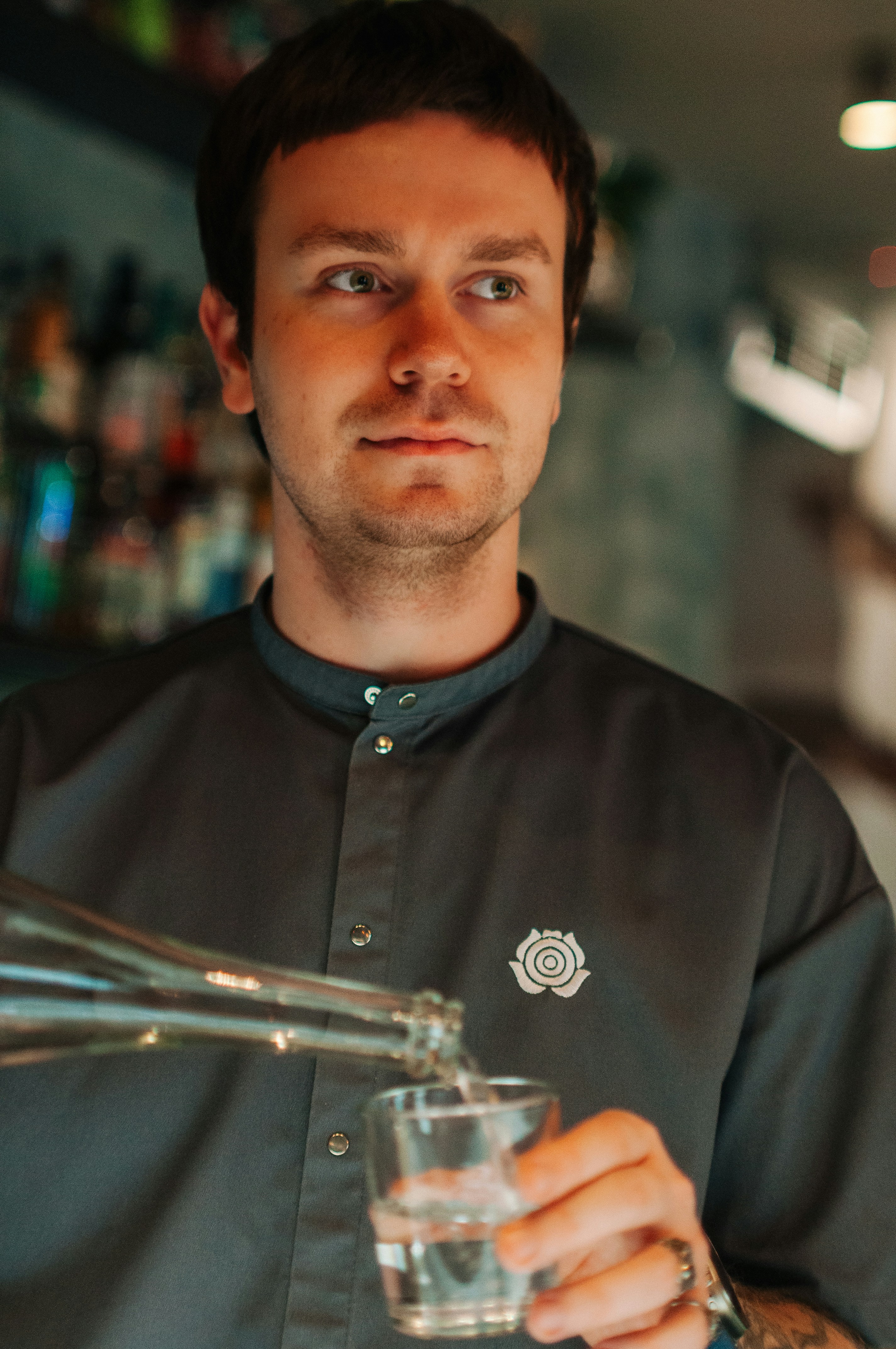 La main experte d'un barman qui prépare un cocktail. Le liquide pétillant, la glace, les garnitures fraîches... tout est réuni pour créer une boisson aussi belle que bonne.