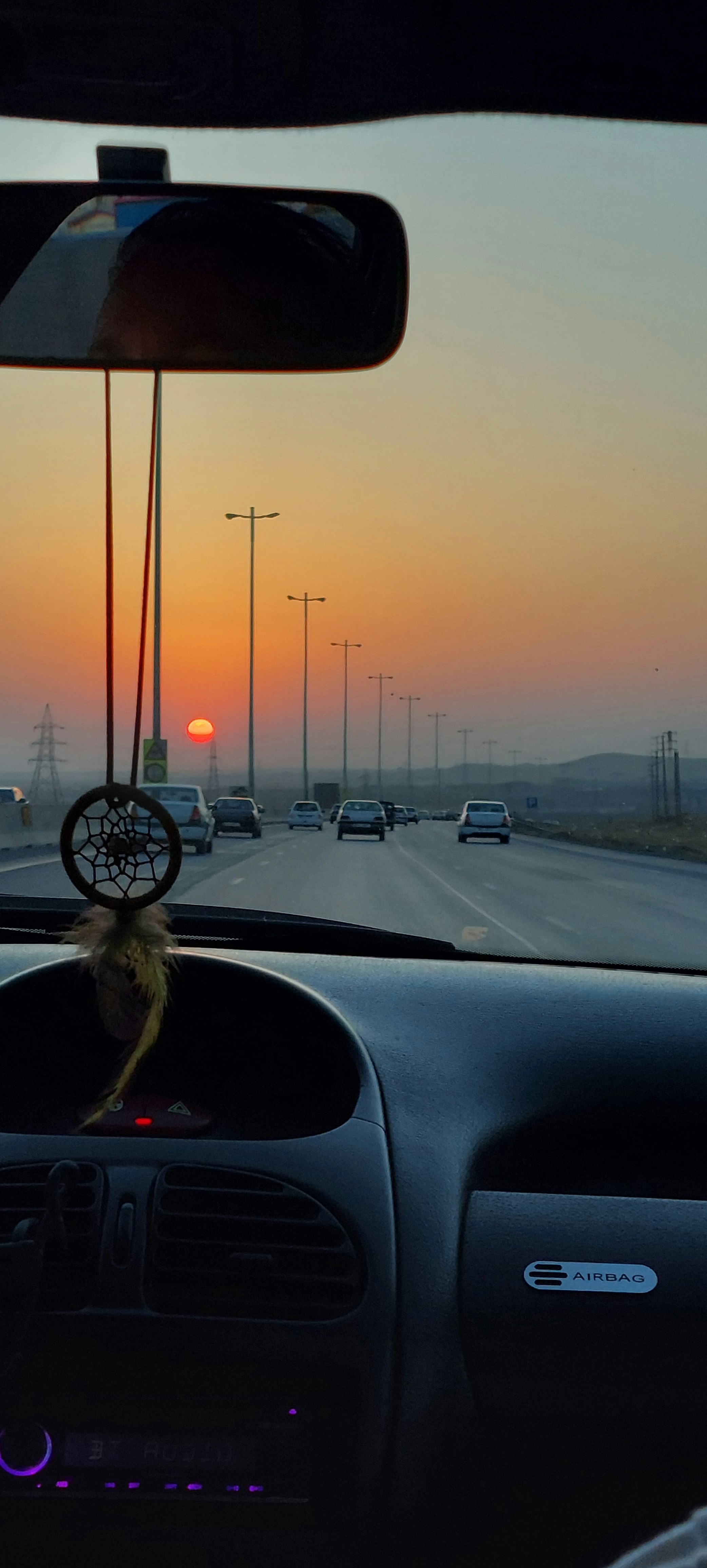 Une autoroute fluide, sans le moindre bouchon, qui serpente au milieu d