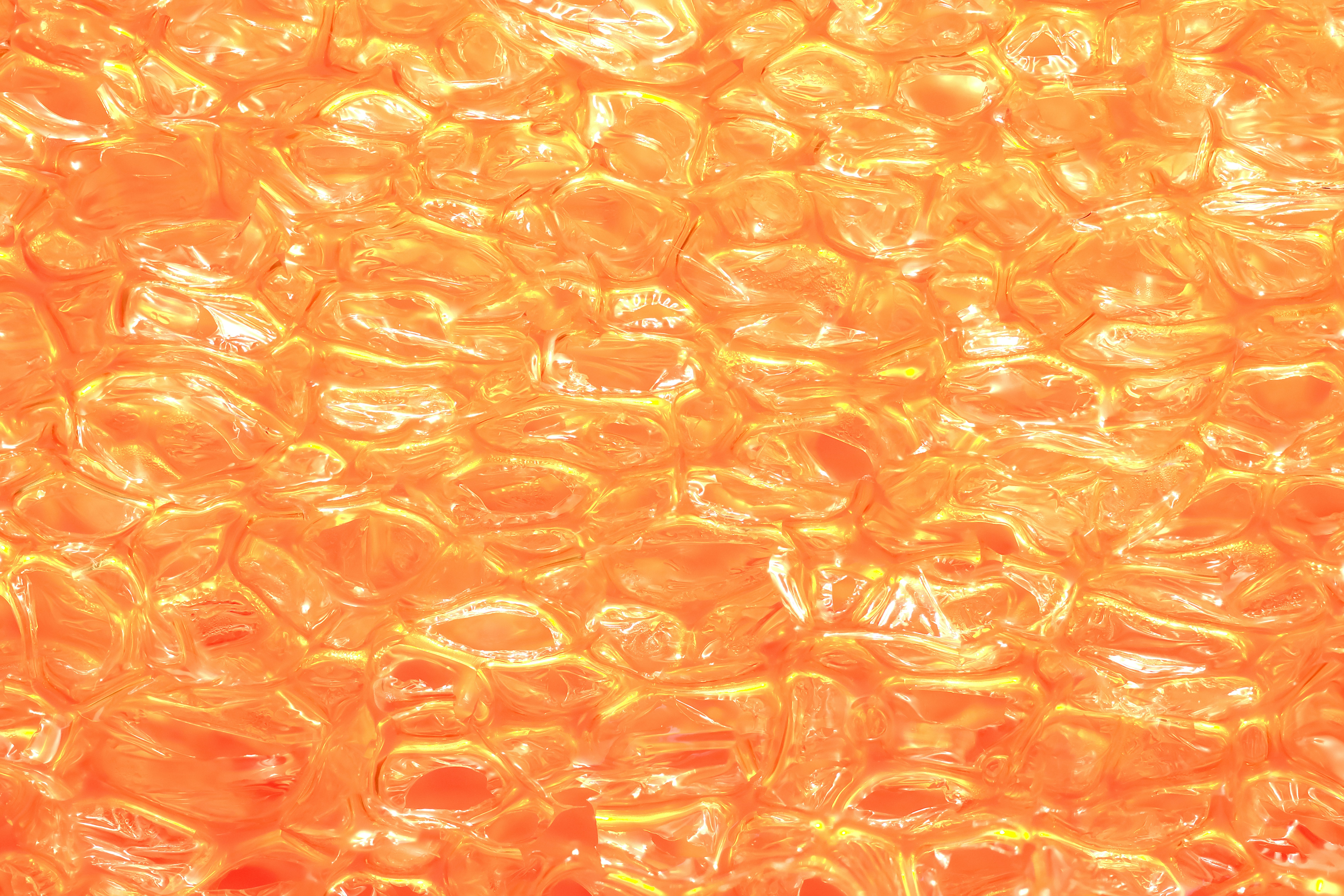 Un gros plan sur la texture d'un tissu en lin naturel utilisé pour un store enrouleur, mettant en évidence le grain et la fibre du matériau.