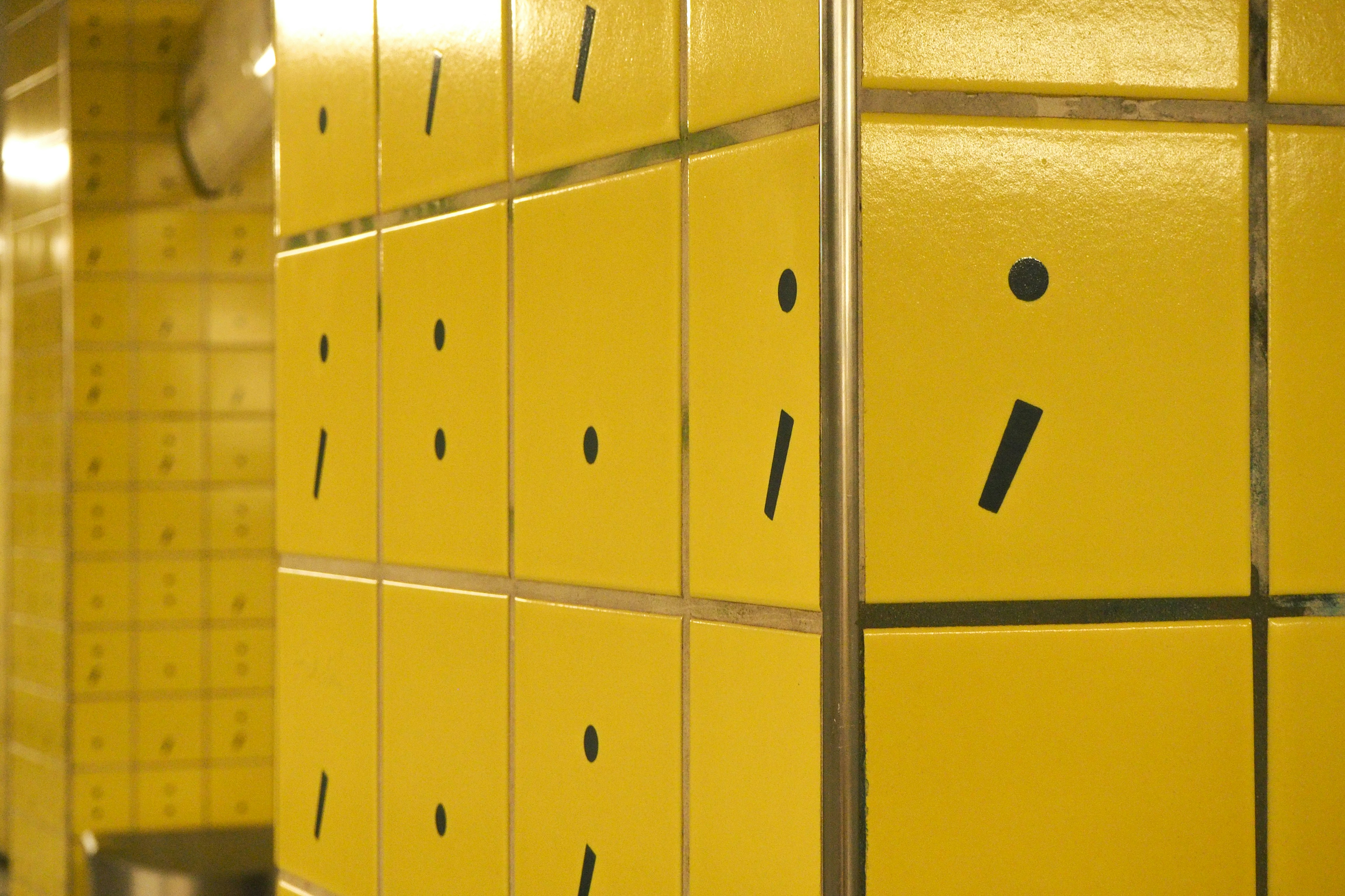 Gros plan sur une texture de mur parfaitement peinte, montrant la finesse du grain et l'absence de défauts.