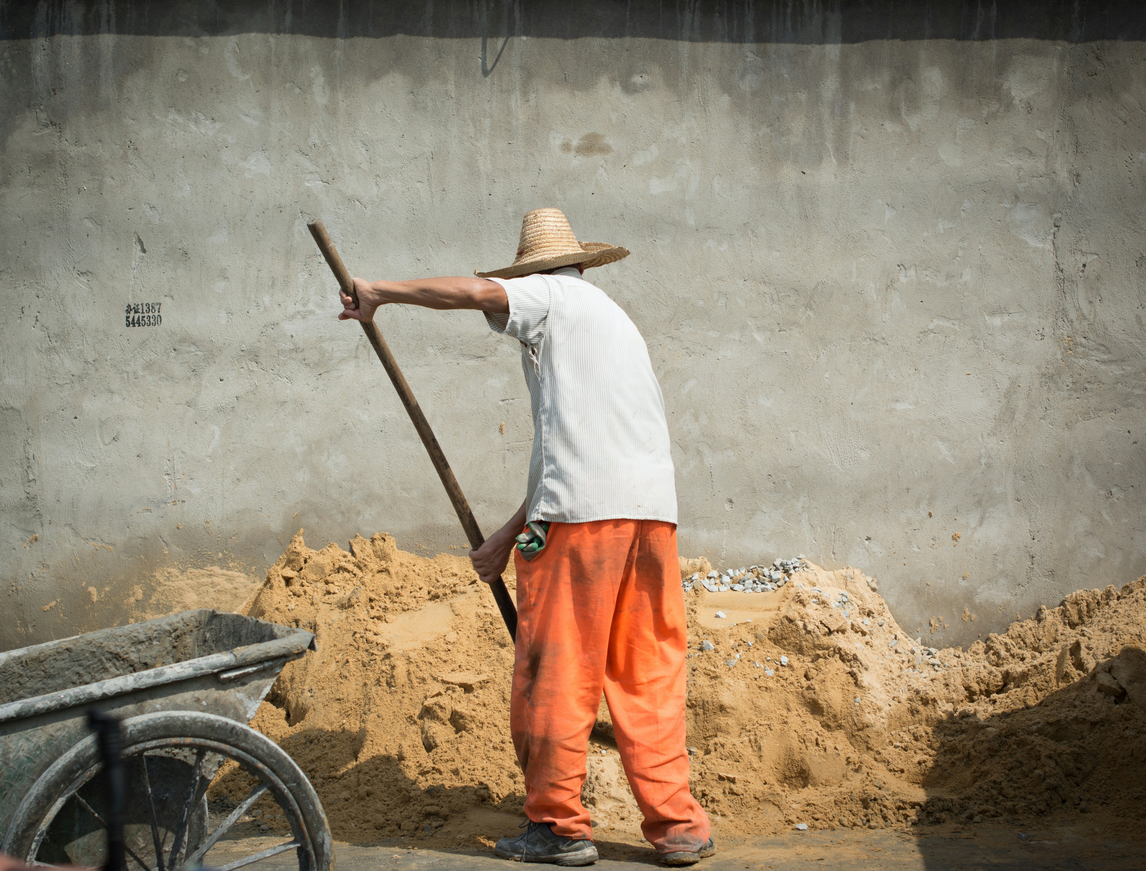 Une personne inspectant attentivement une tranche de marbre fraîchement livrée sur un chantier, vérifiant les bords pour d