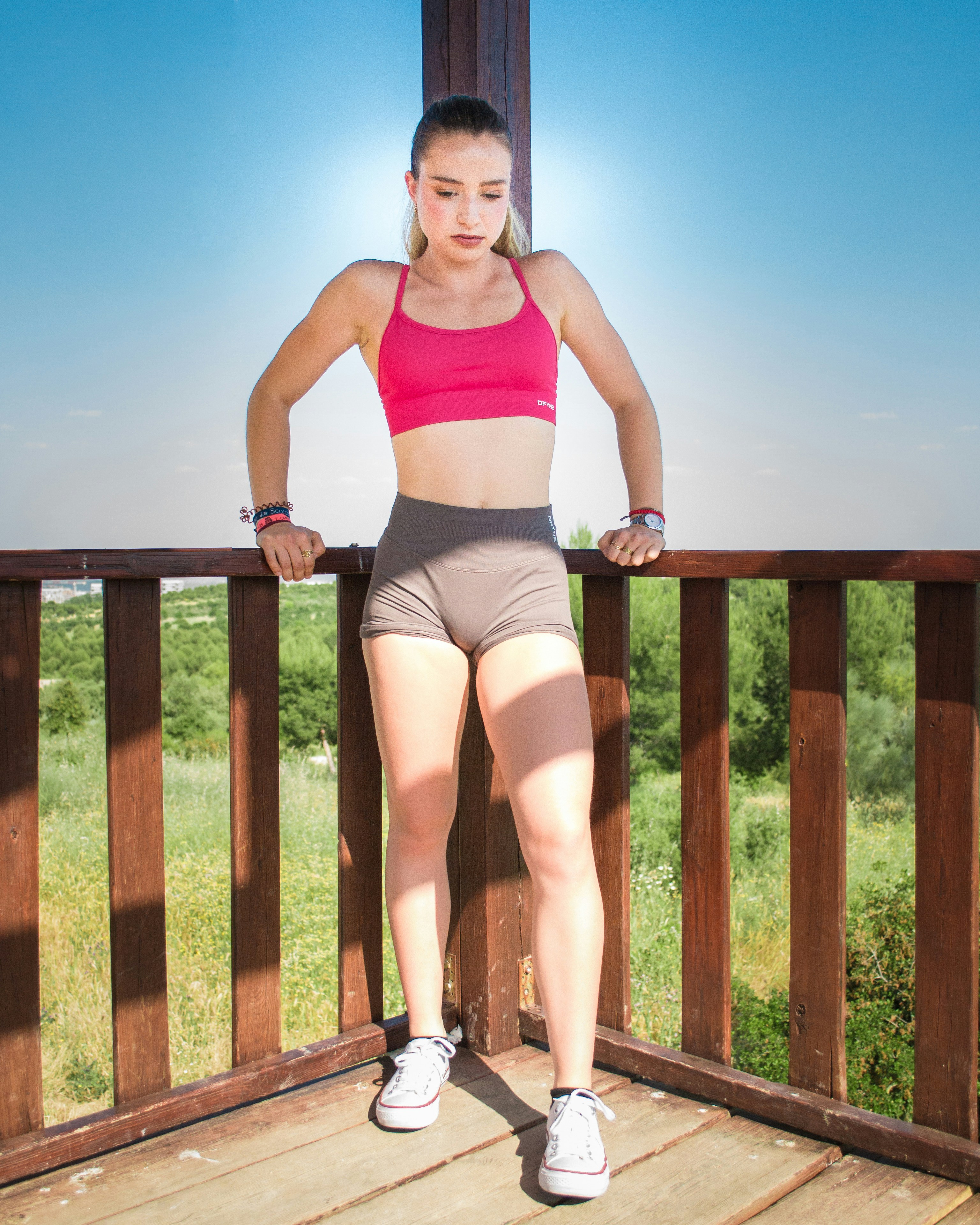 Un homme en tenue de sport effectuant l