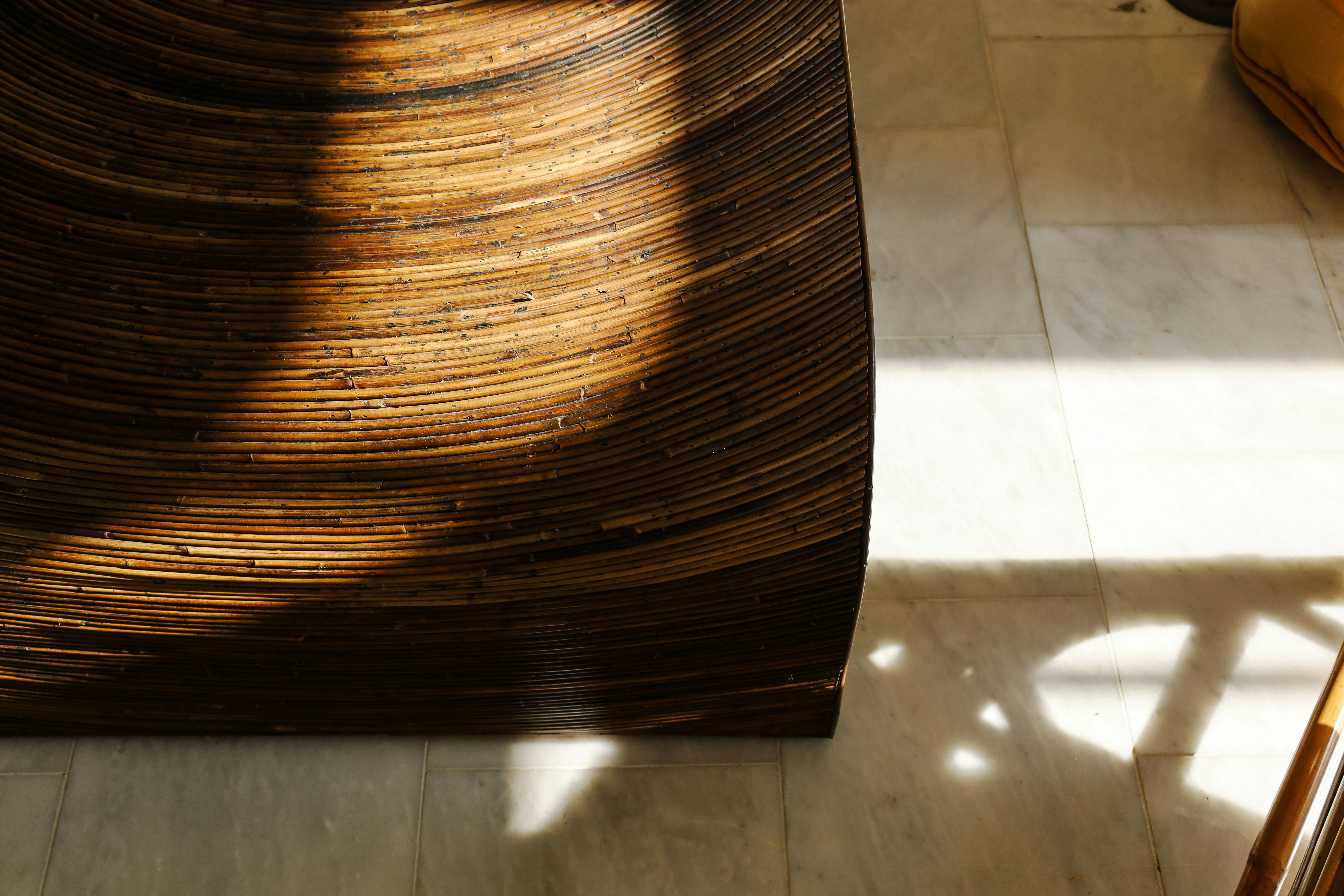 Une magnifique bibliothèque sur mesure en bois clair remplie de livres, avec une échelle coulissante.