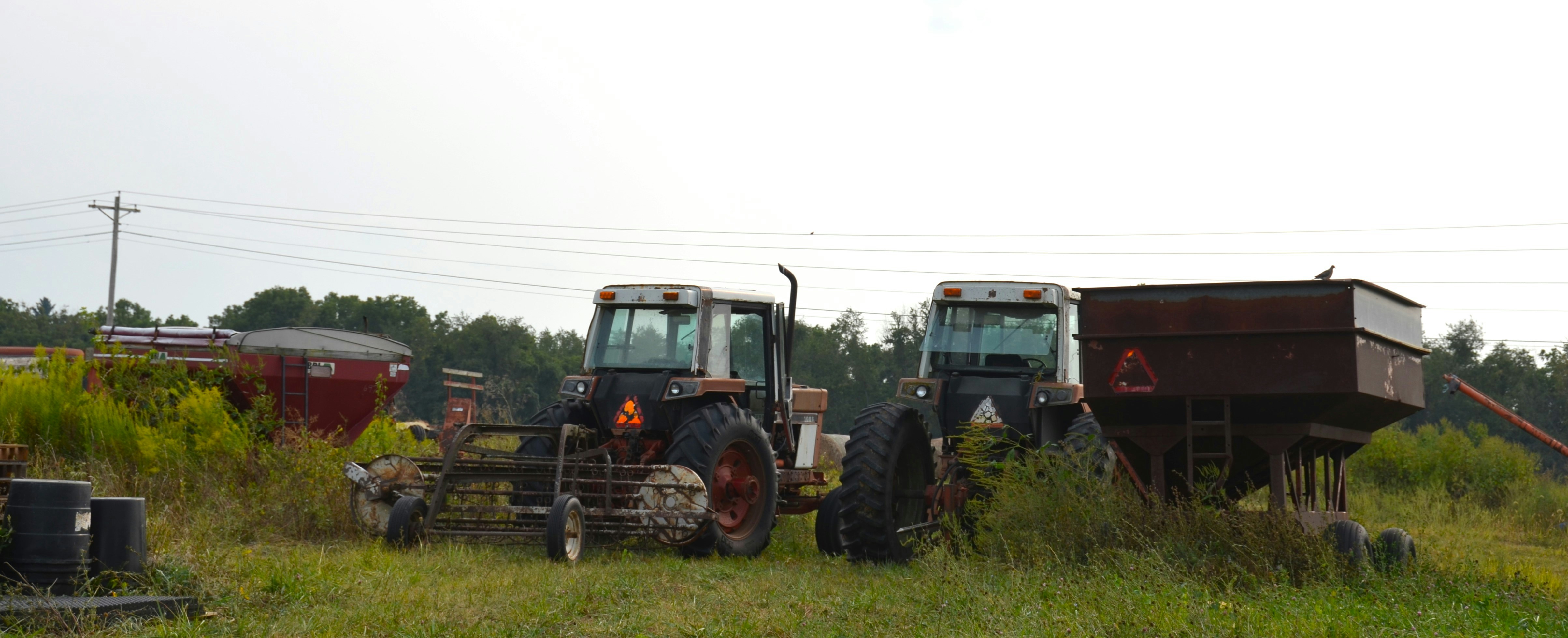 Un tracteur neuf et brillant garé à côté d