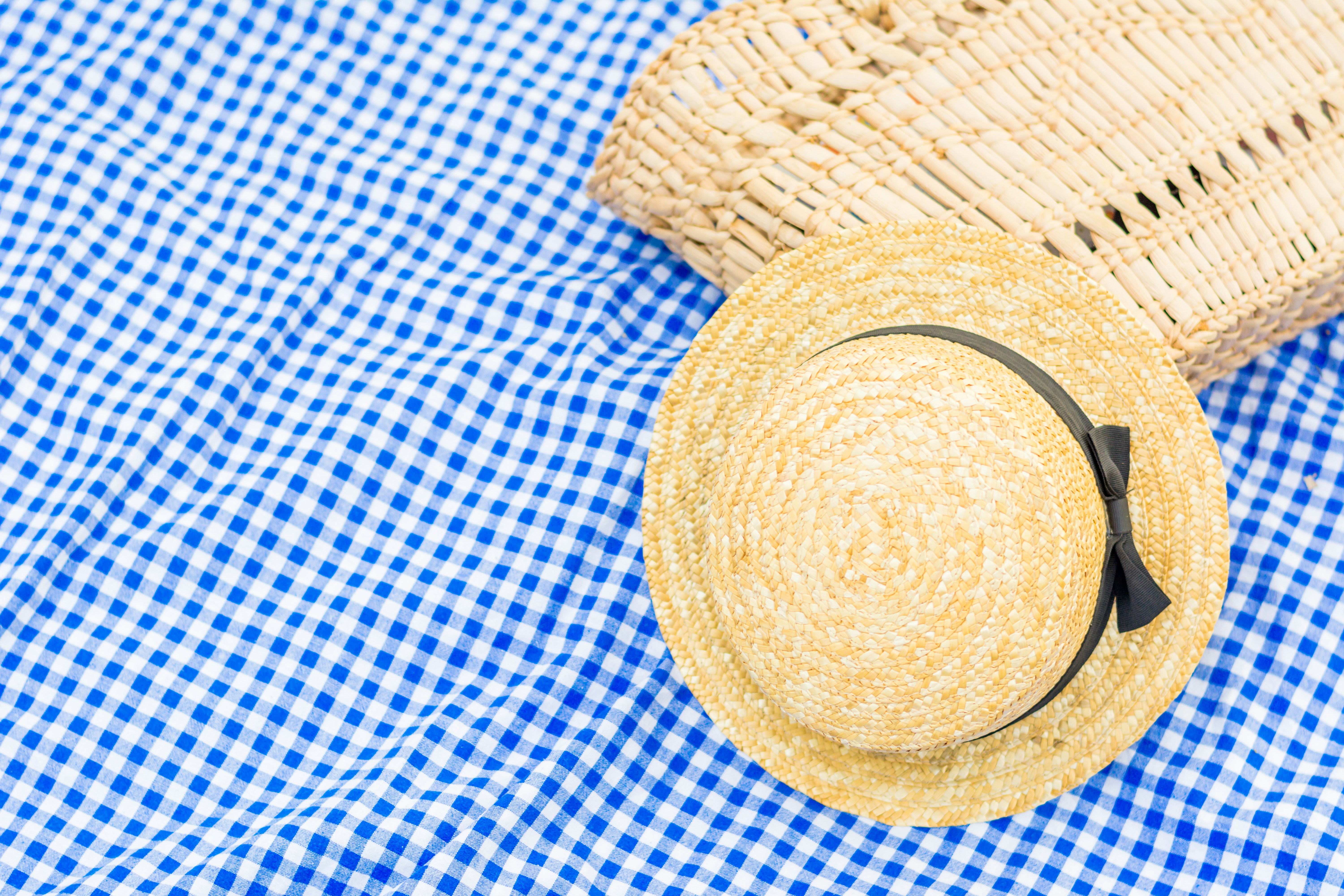 Une collection d'outils de nettoyage de toiture : brosses, pulvérisateurs, et un nettoyeur basse pression, soigneusement disposés sur une surface propre.