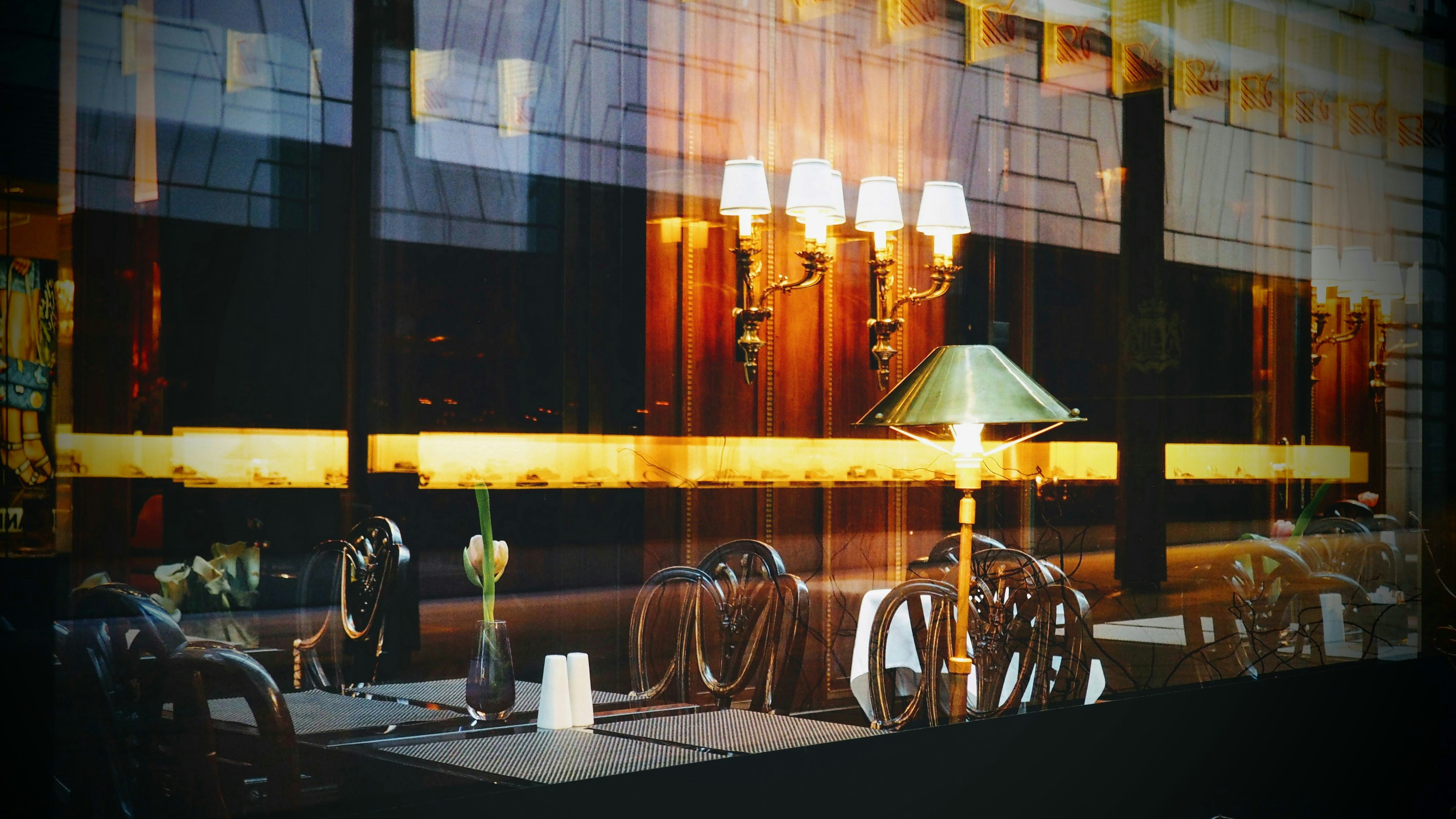 Deux commerçants locaux se serrant la main devant leurs boutiques respectives, symbolisant un partenariat réussi.