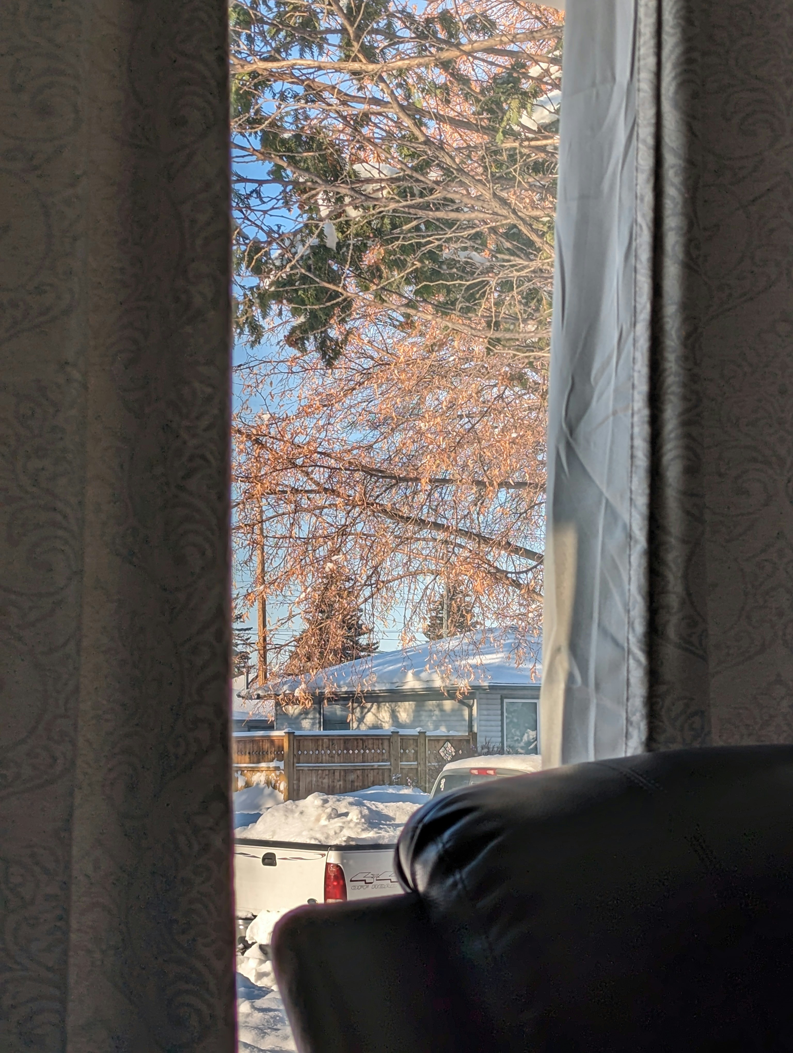 Une personne qui regarde par la fenêtre, détendue, symbolisant un esprit clair et le temps libre gagné grâce à la productivité.