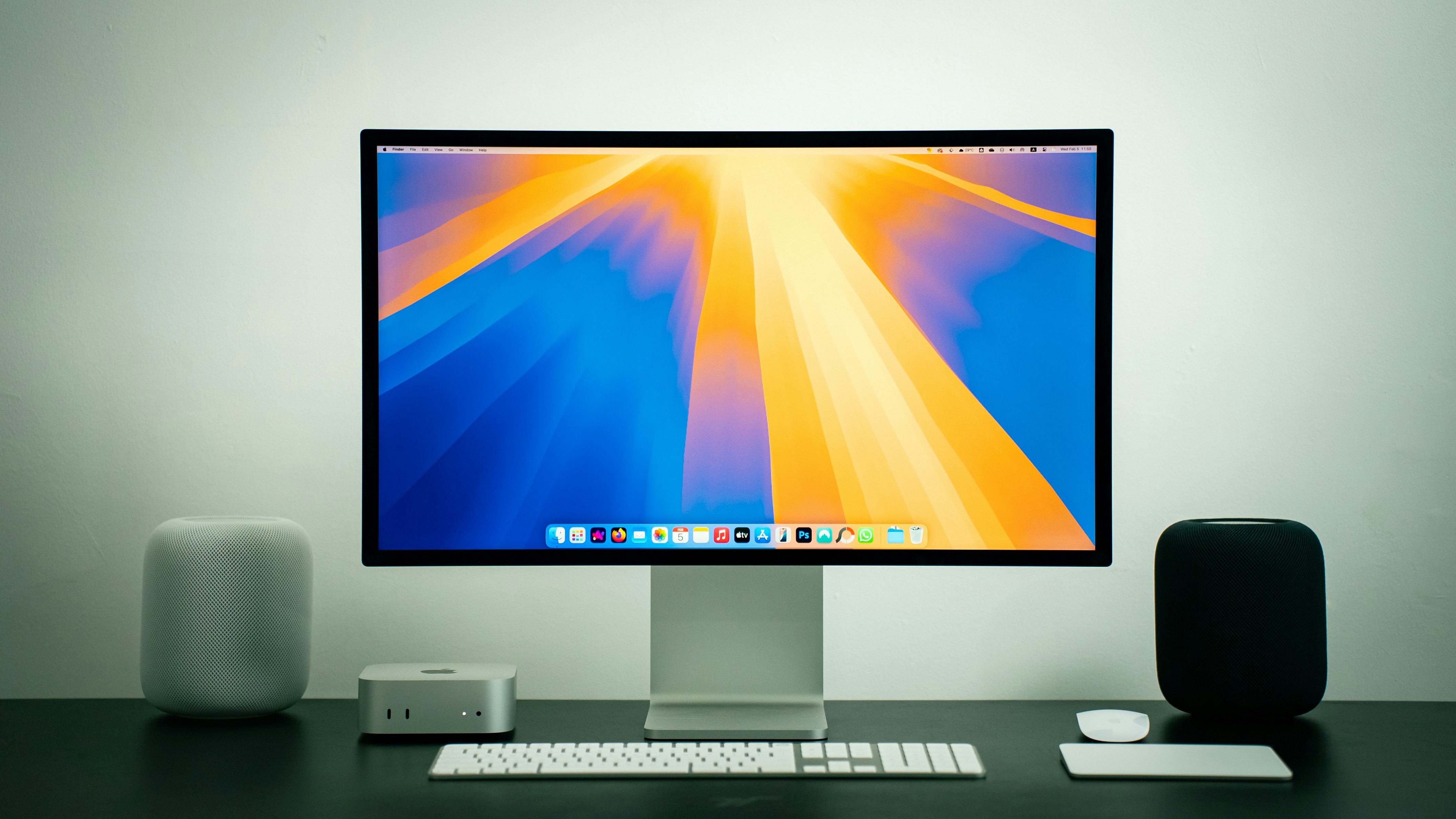 Un espace de travail moderne avec un ordinateur Mac et un PC côte à côte, symbolisant la compatibilité des solutions sur les deux plateformes.