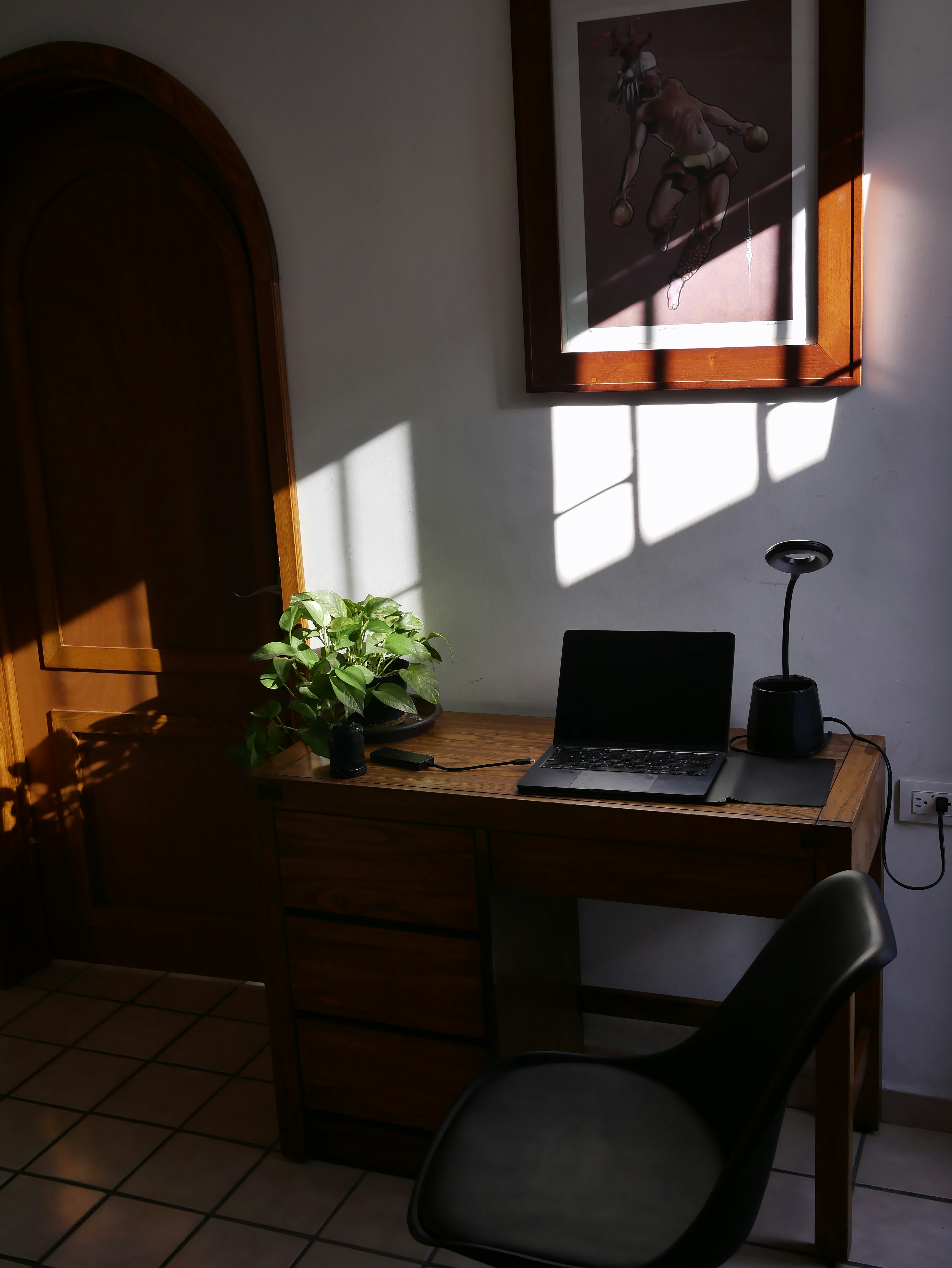 Un bureau bien rangé avec une calculatrice, des documents et un ordinateur portable, évoquant l'organisation, le contrôle financier et l'efficacité.