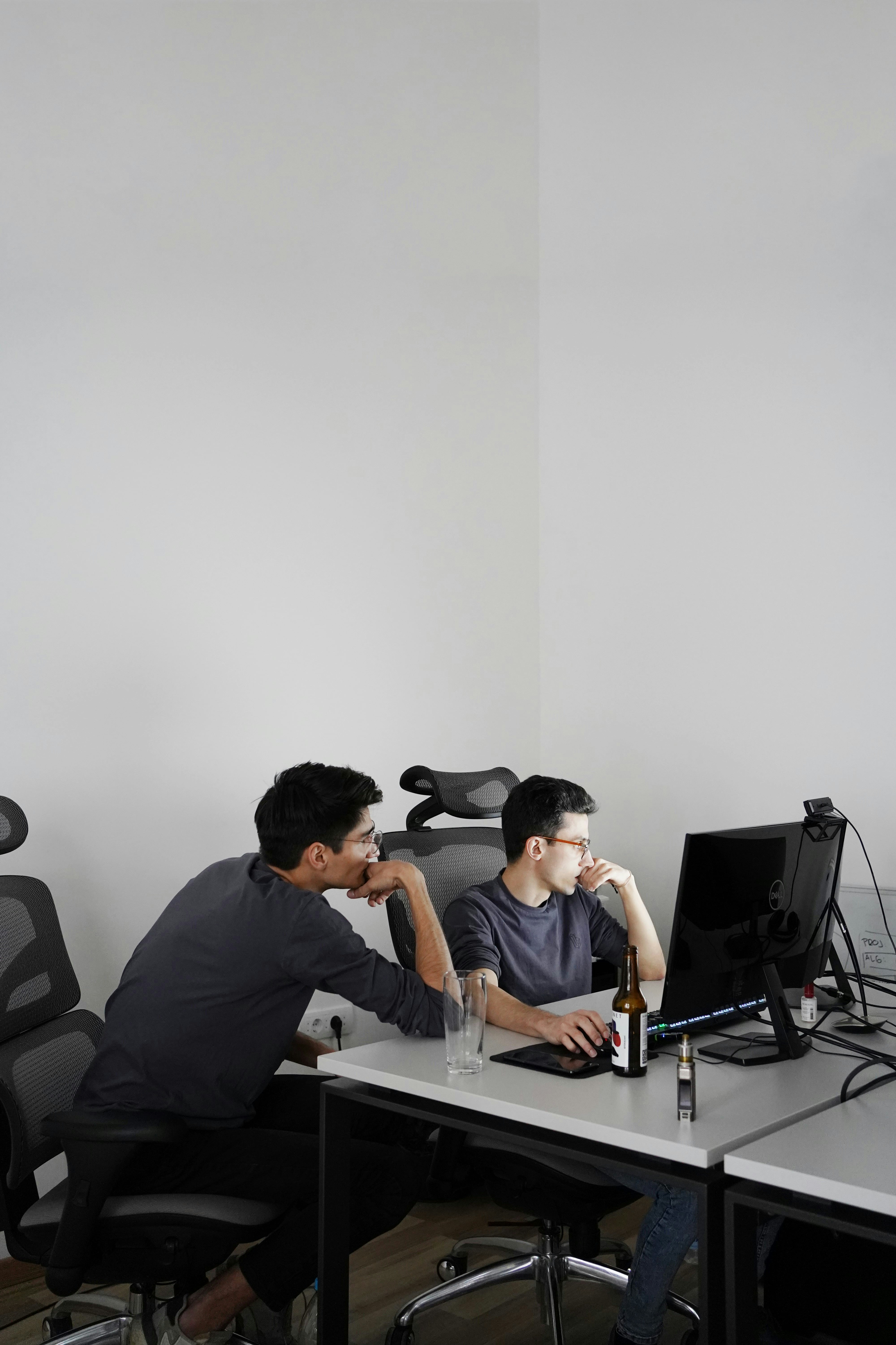 Une équipe de professionnels qui collaborent autour d'une table avec des graphiques et des ordinateurs. Une image qui parle de planification stratégique et de travail d'équipe.