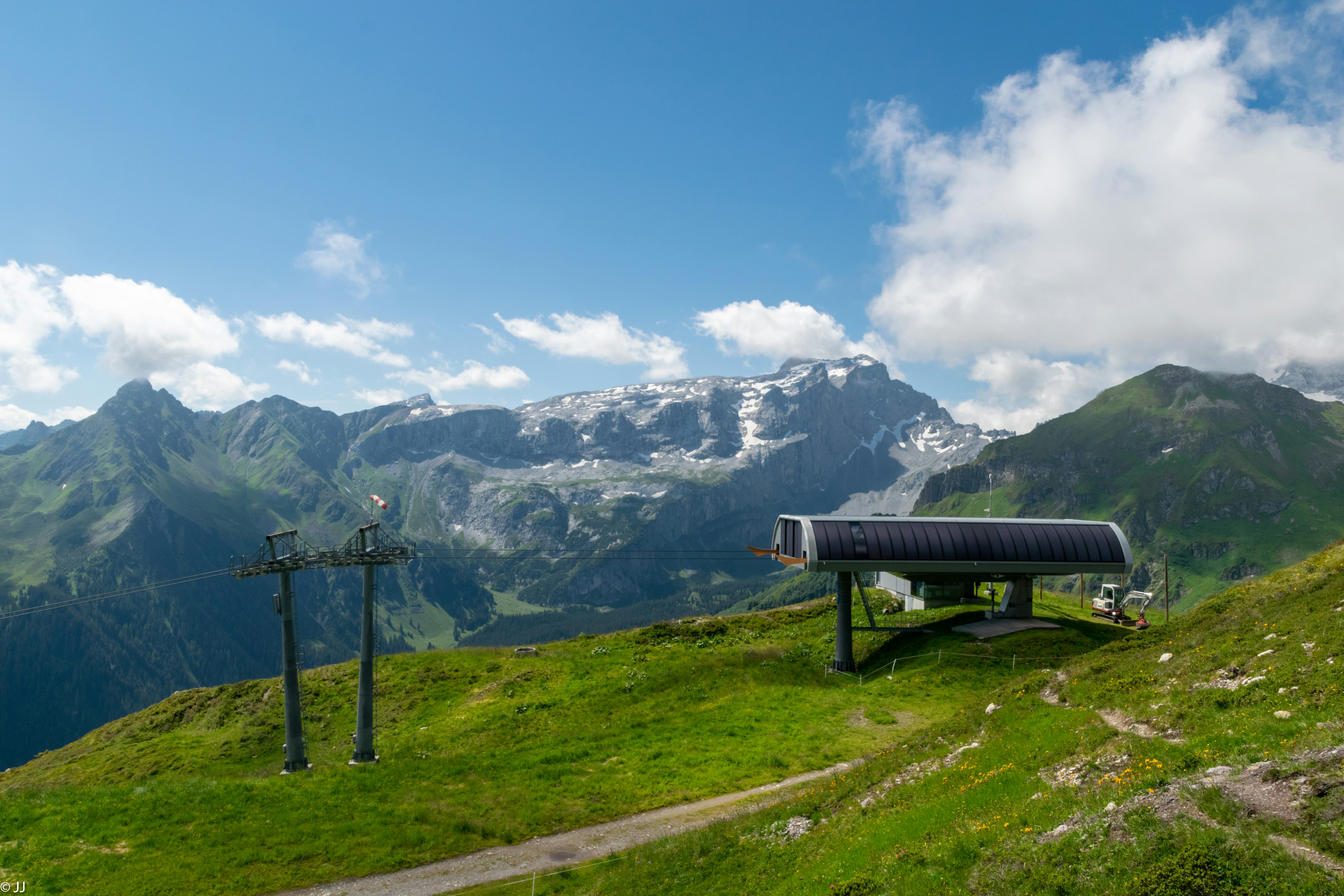 Une voiture faisant une pause sur une aire de repos bien équipée en Suisse.