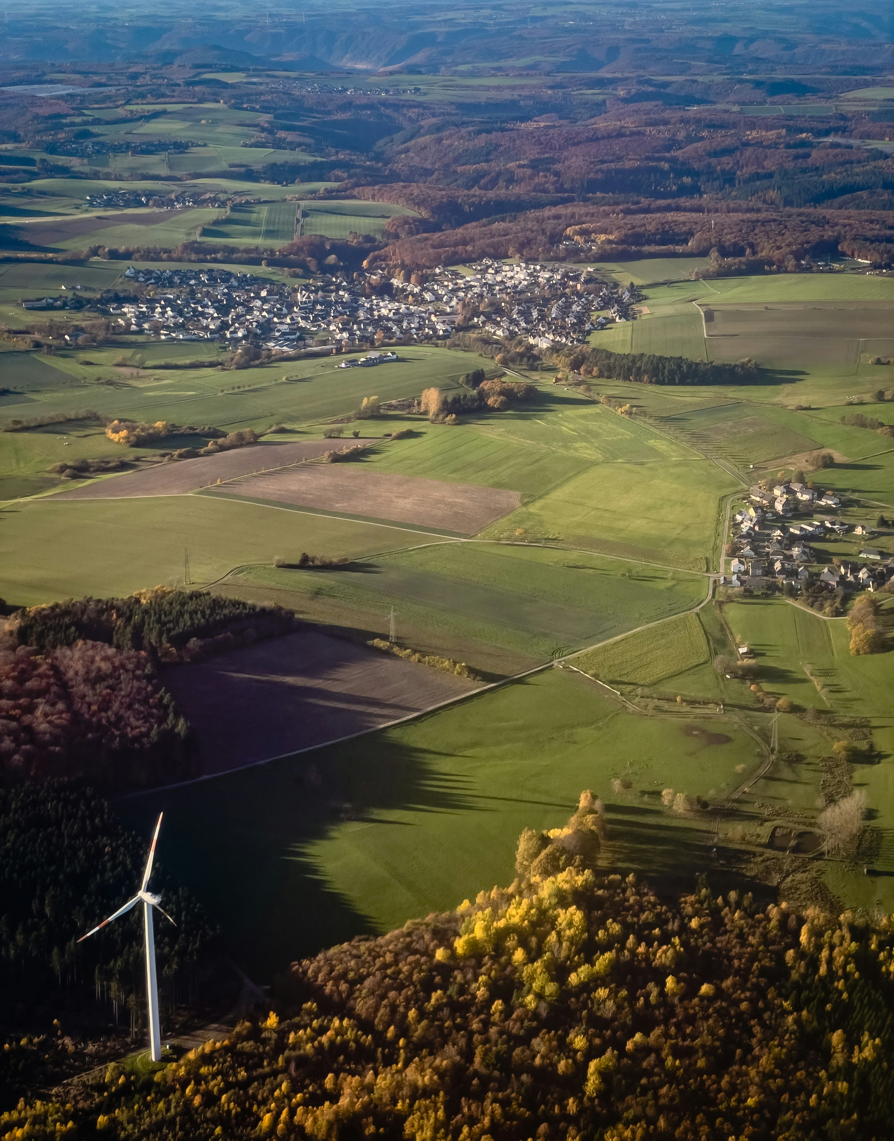 Un panorama à couper le souffle sur un paysage suisse, avec des éoliennes et des panneaux solaires qui incarnent l'avenir de l'énergie propre.