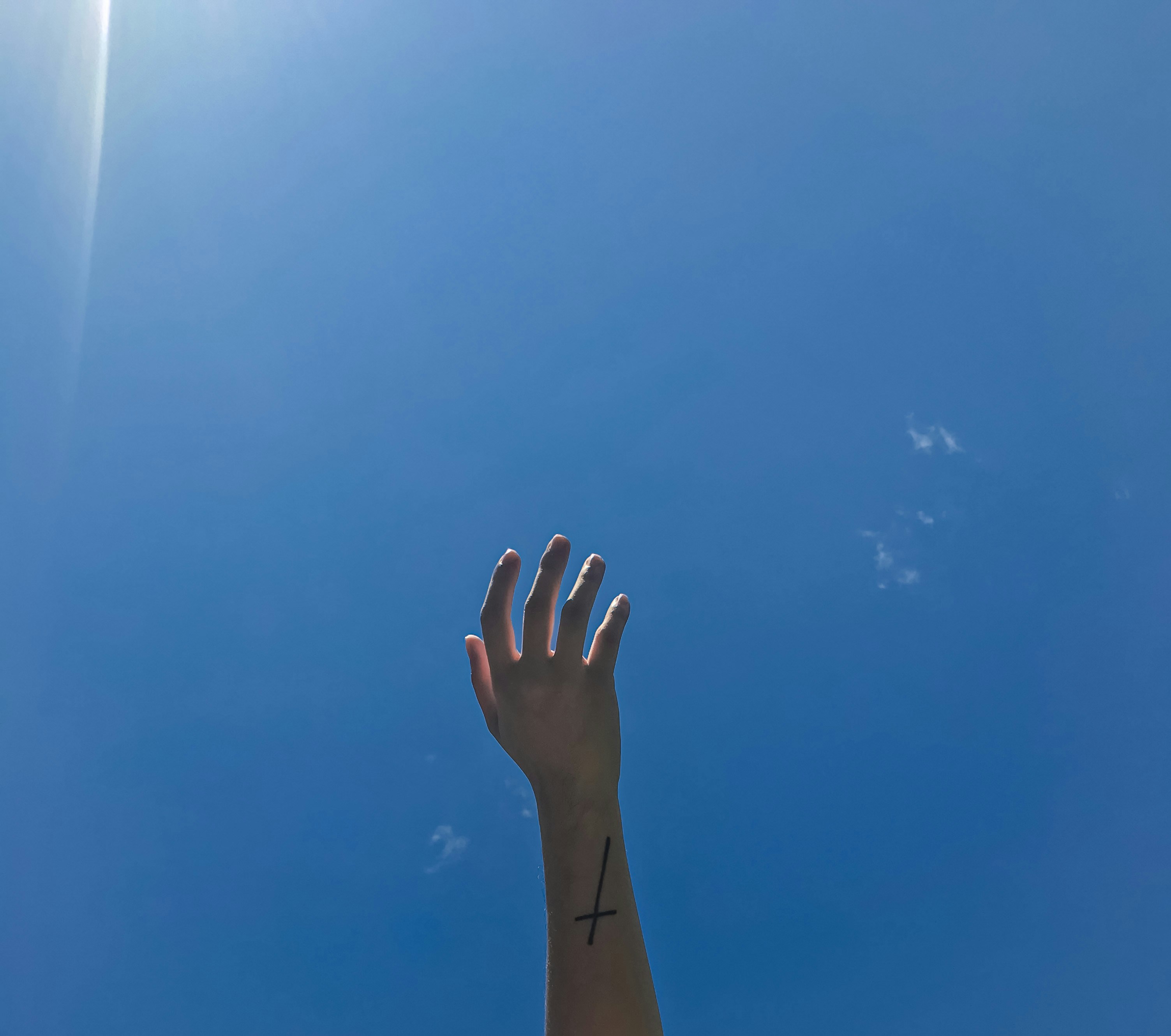 Une main tenant un smartphone montrant une application de réservation de cours de sport