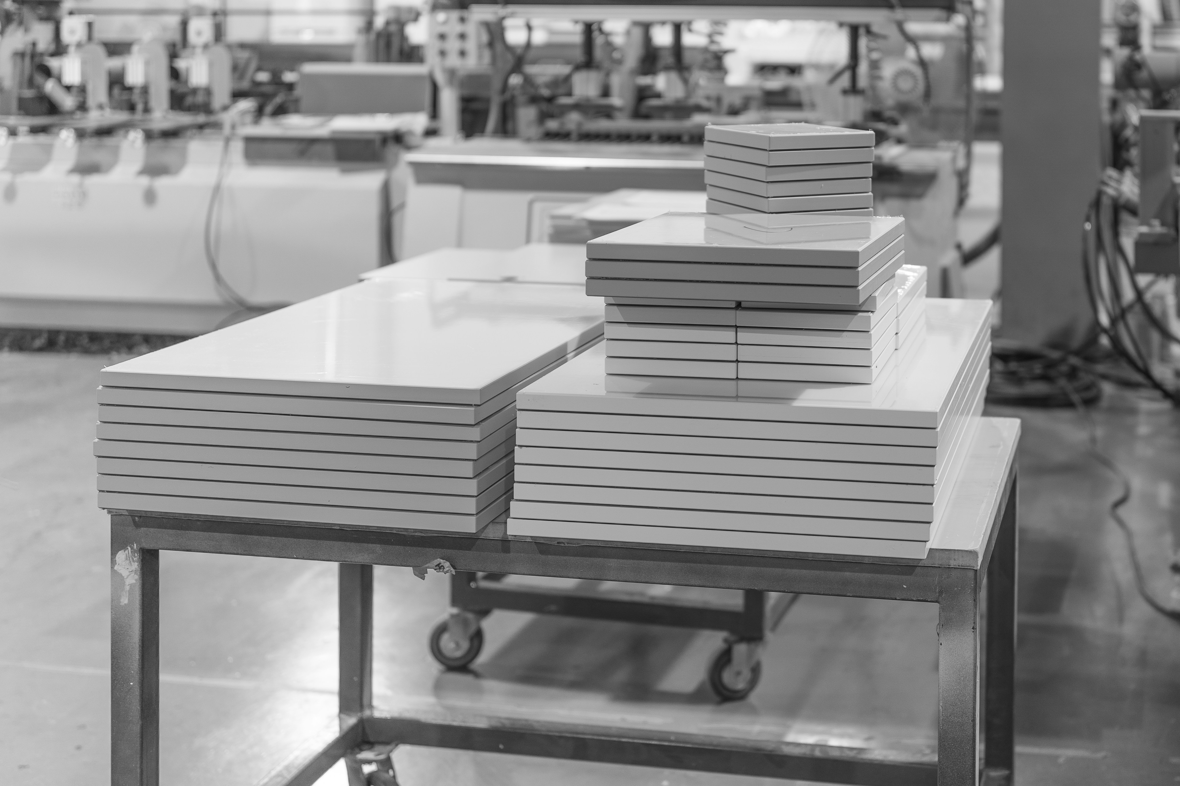 Comparative table showing manual management vs PMS automation efficiency