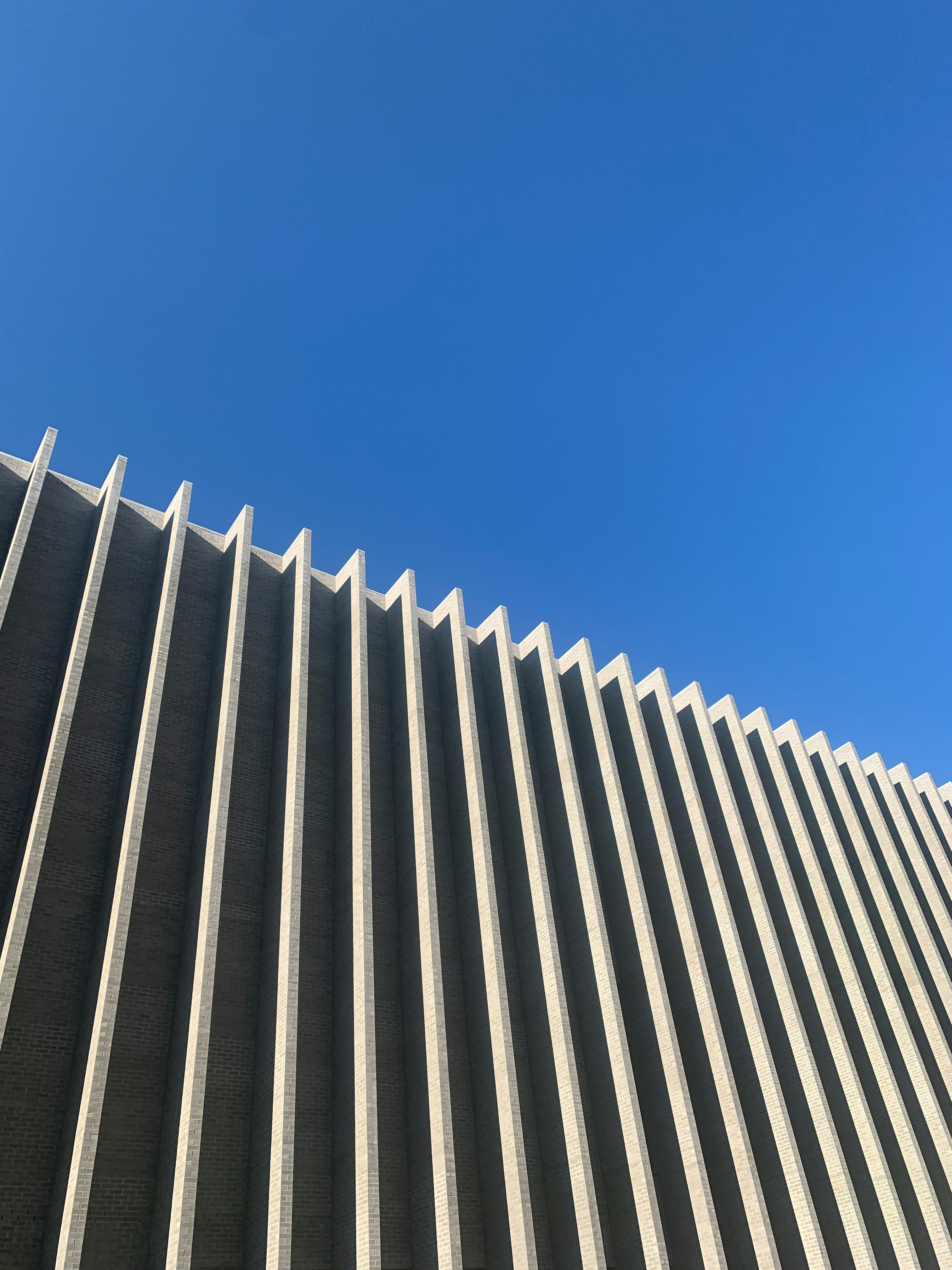 Exemple visuel de la grille de composition du nombre d'or appliquée sur une photo de paysage urbain suisse