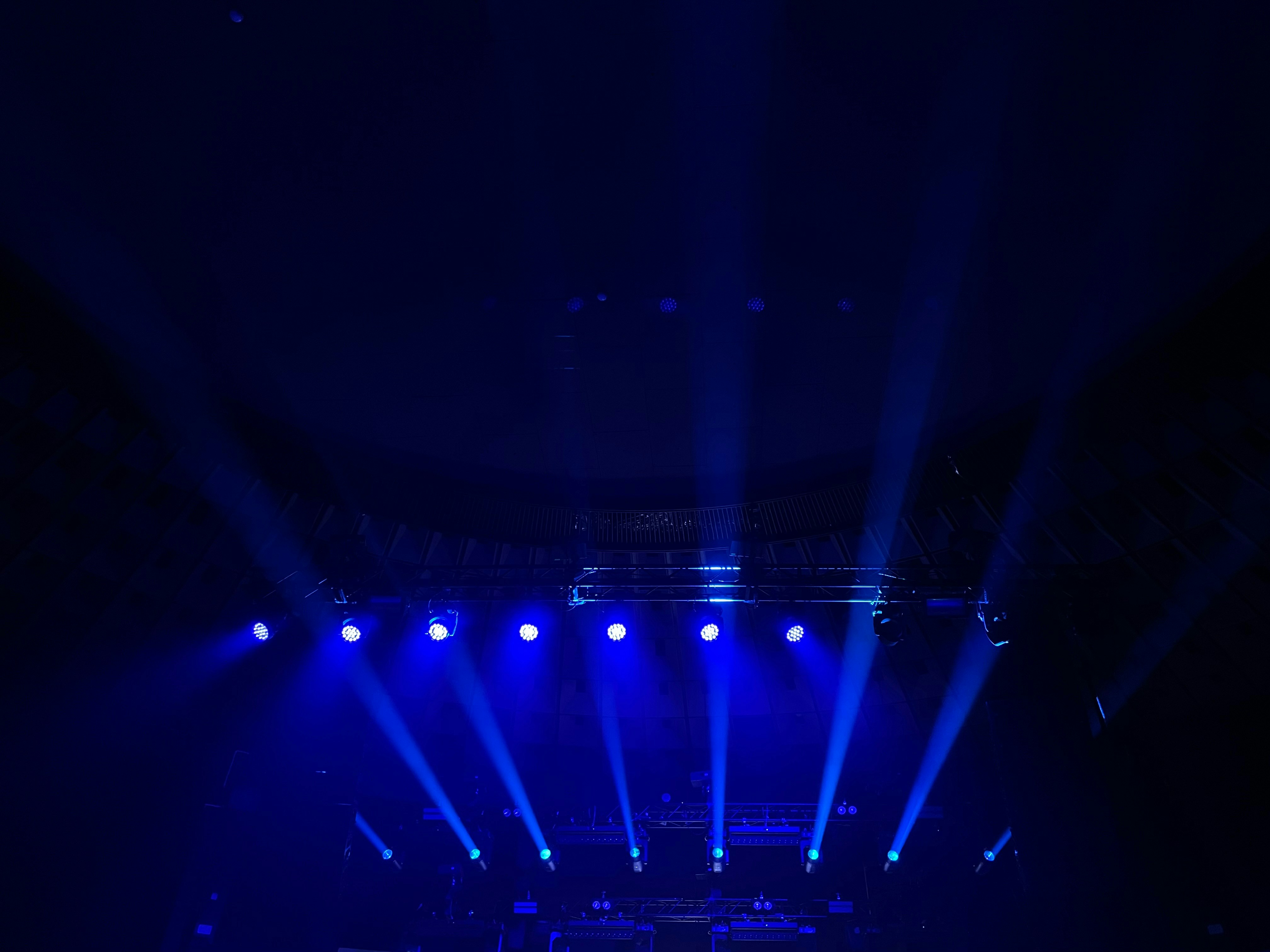 Groupe d'amis levant leurs verres lors d'une fête conviviale