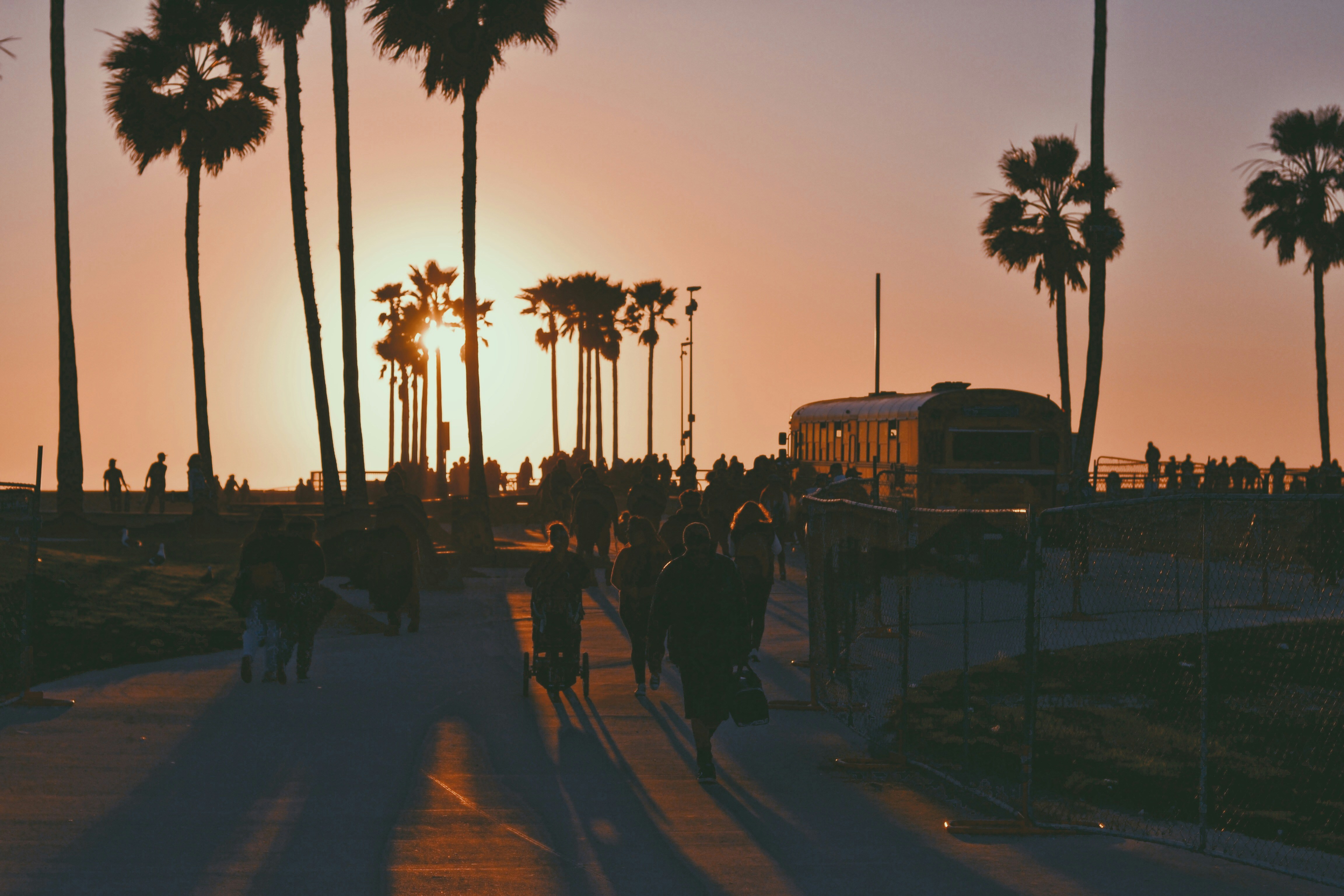 Groupe d'amies marchant dans une rue ensoleillée de Los Angeles, portant des tenues variées, style et lifestyle