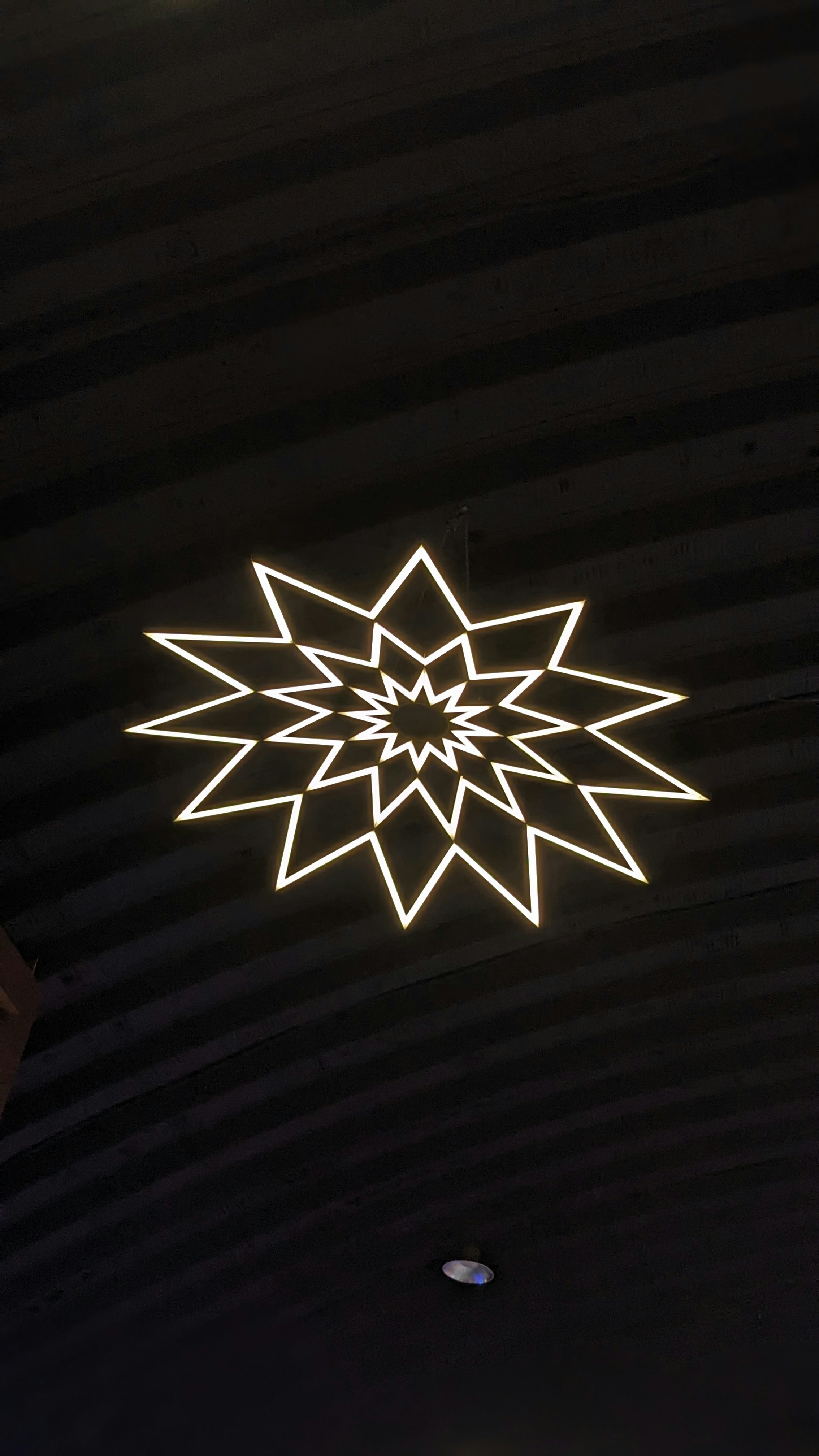 Décoration de noël grandiose dans un centre commercial bondé de clients heureux