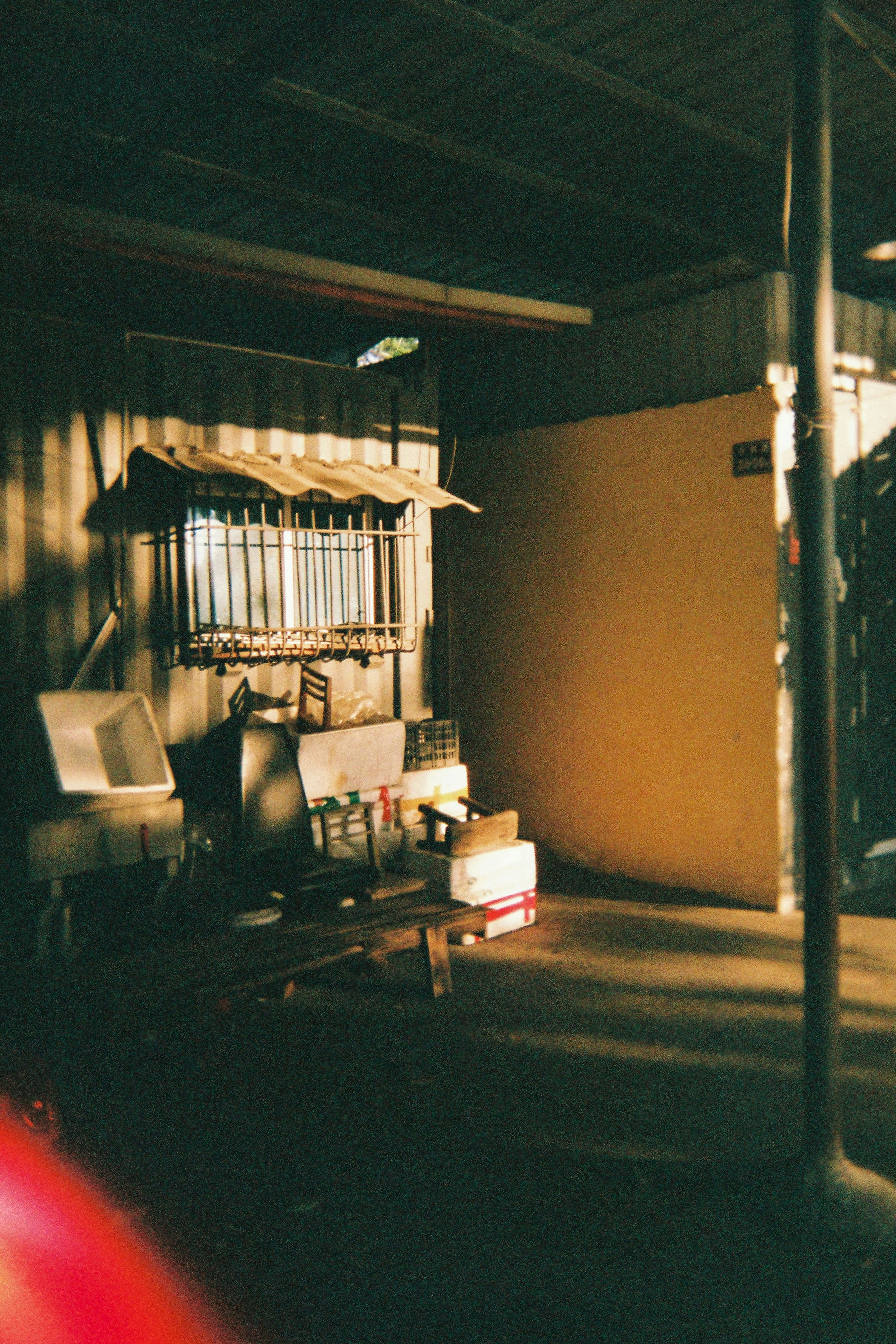 Espace détente d'un studio photo moderne avec machine à café, fauteuils confortables et ambiance chaleureuse