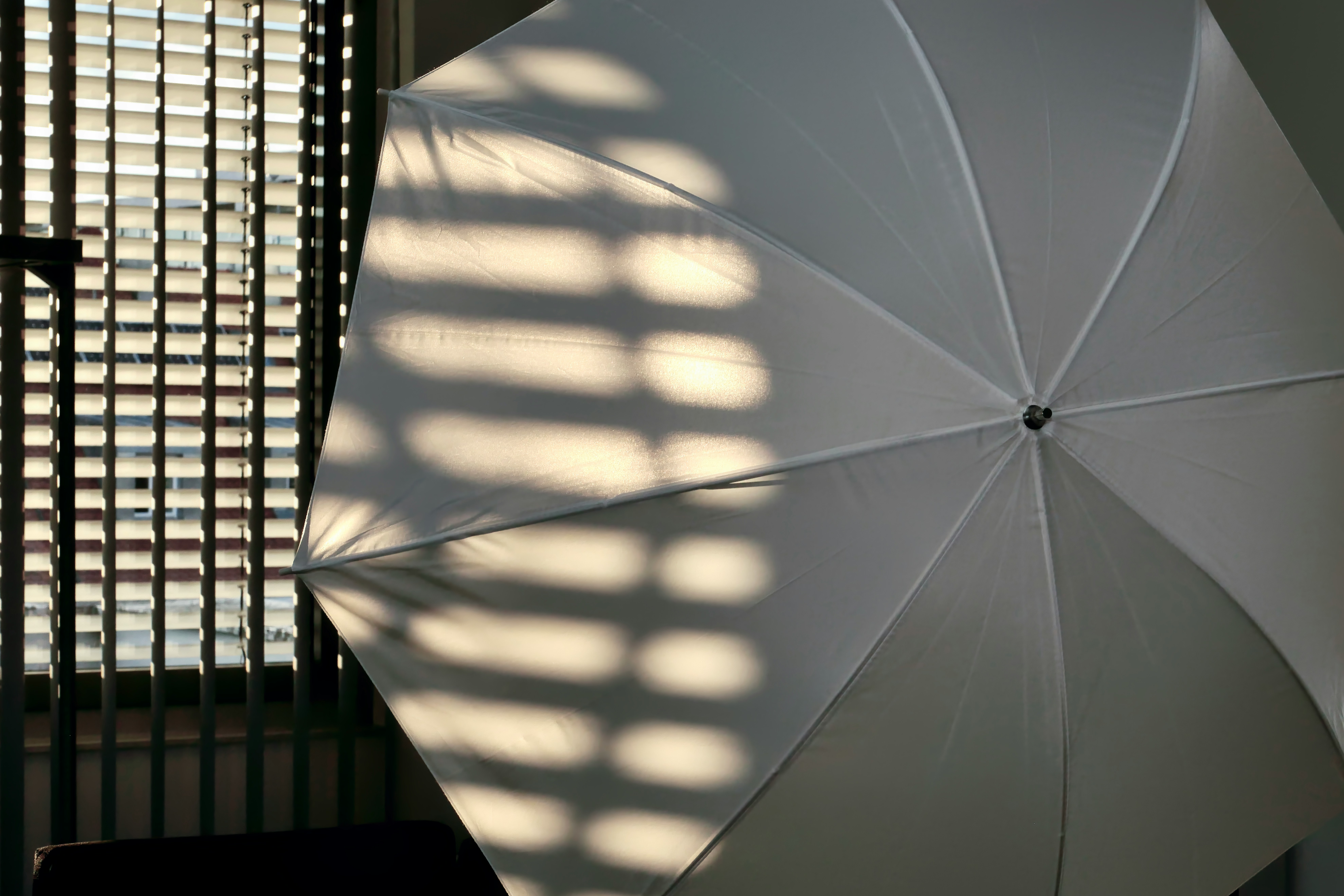 Photographe ajustant l'éclairage sur un modèle masculin en costume pour un portrait corporate