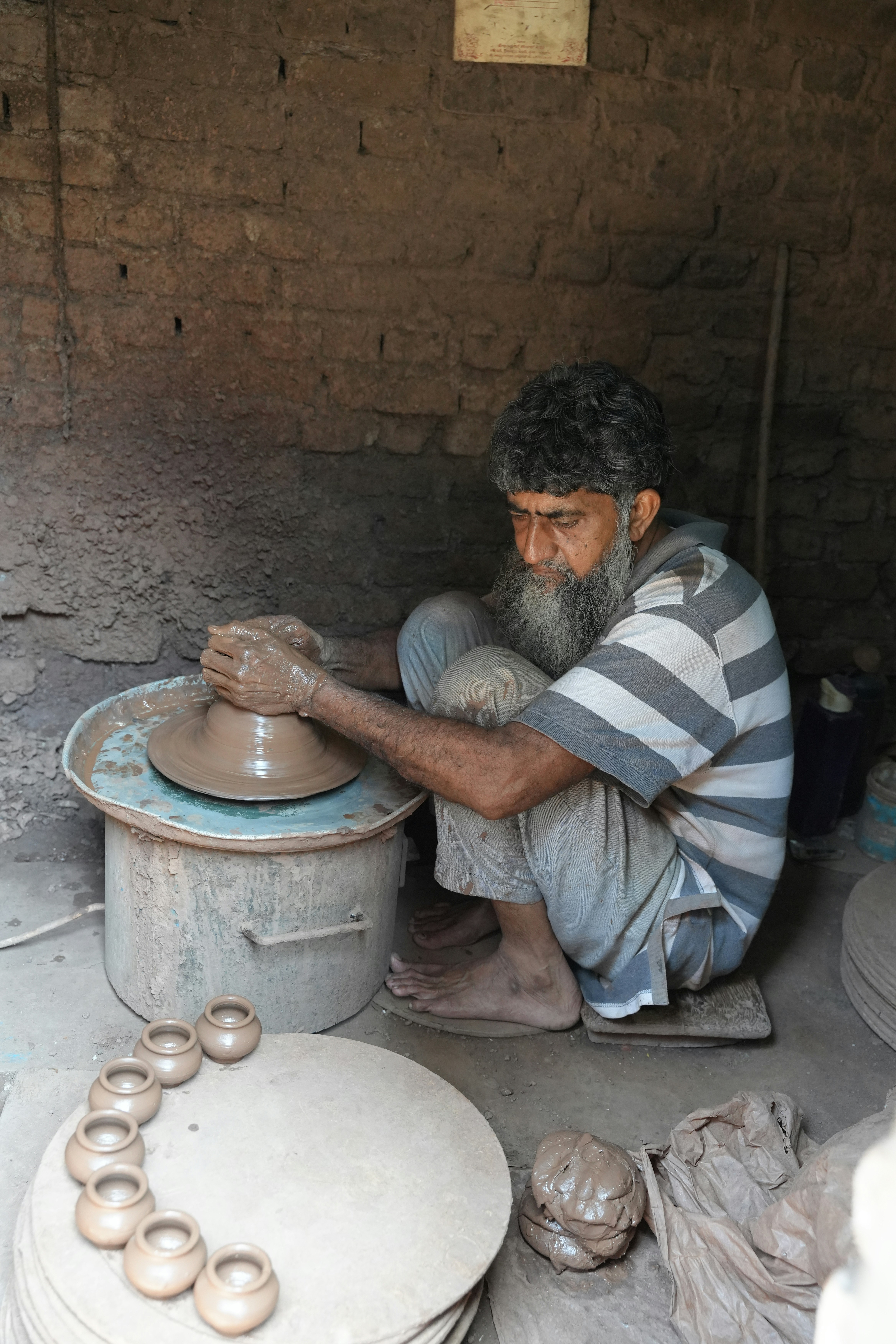 Gros plan sur les mains d'un artisan utilisant une spatule pour préparer une surface avec du mortier, ambiance chantier propre.