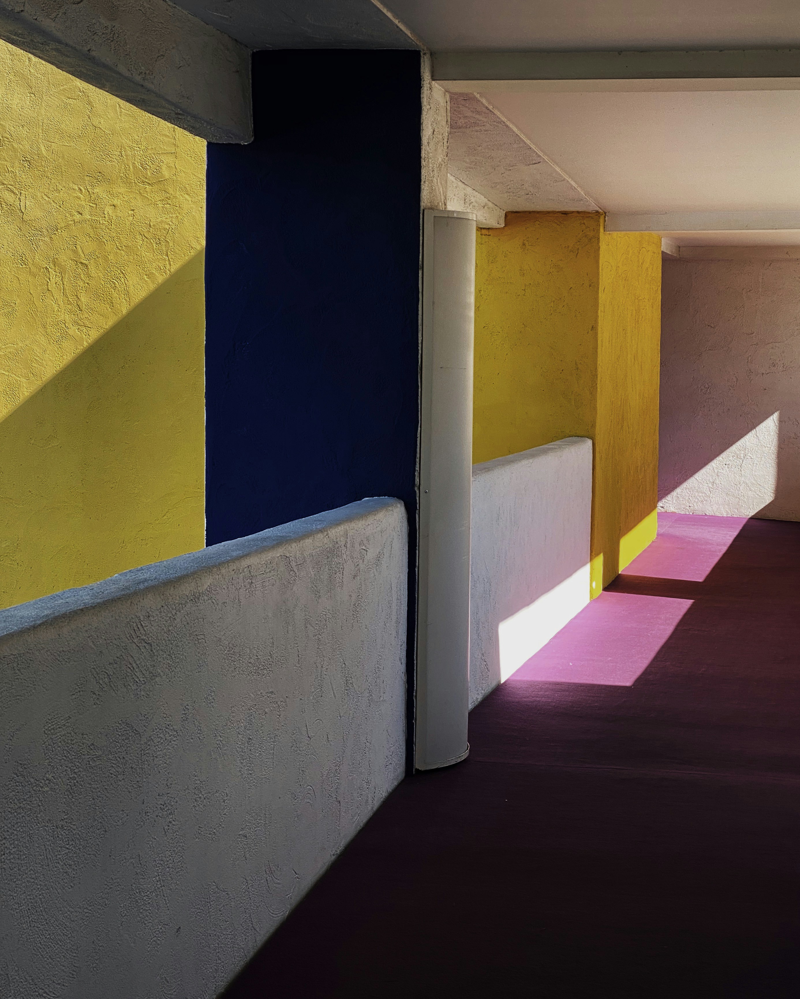 Palette de couleurs tendances pour couloirs de copropriété avec échantillons de peinture durable