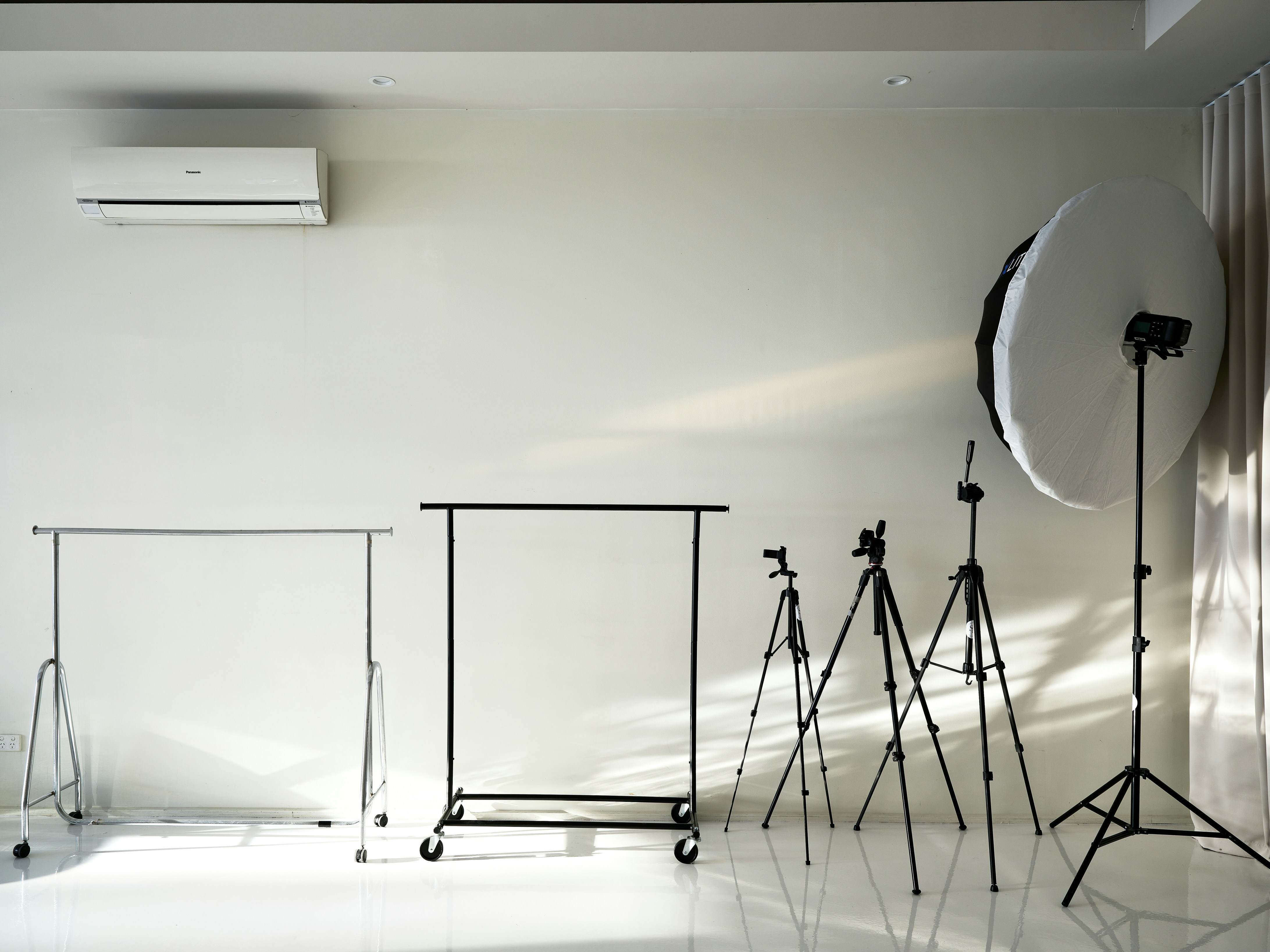 Diagram of studio lighting setup showing subject distance from background and light placement