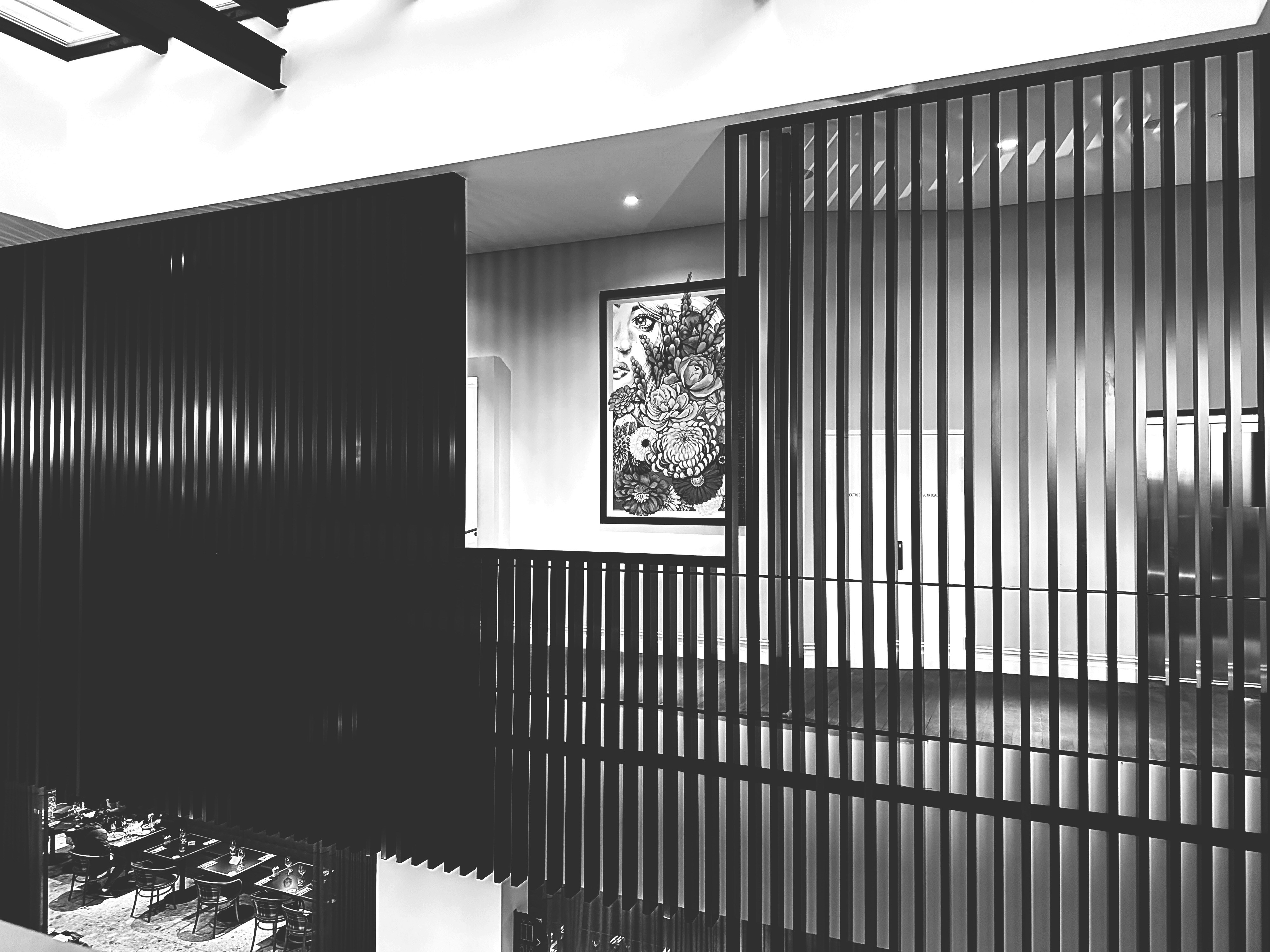 Intérieur moderne d'un bureau lausannois décoré avec un grand tirage photo noir et blanc encadré au mur