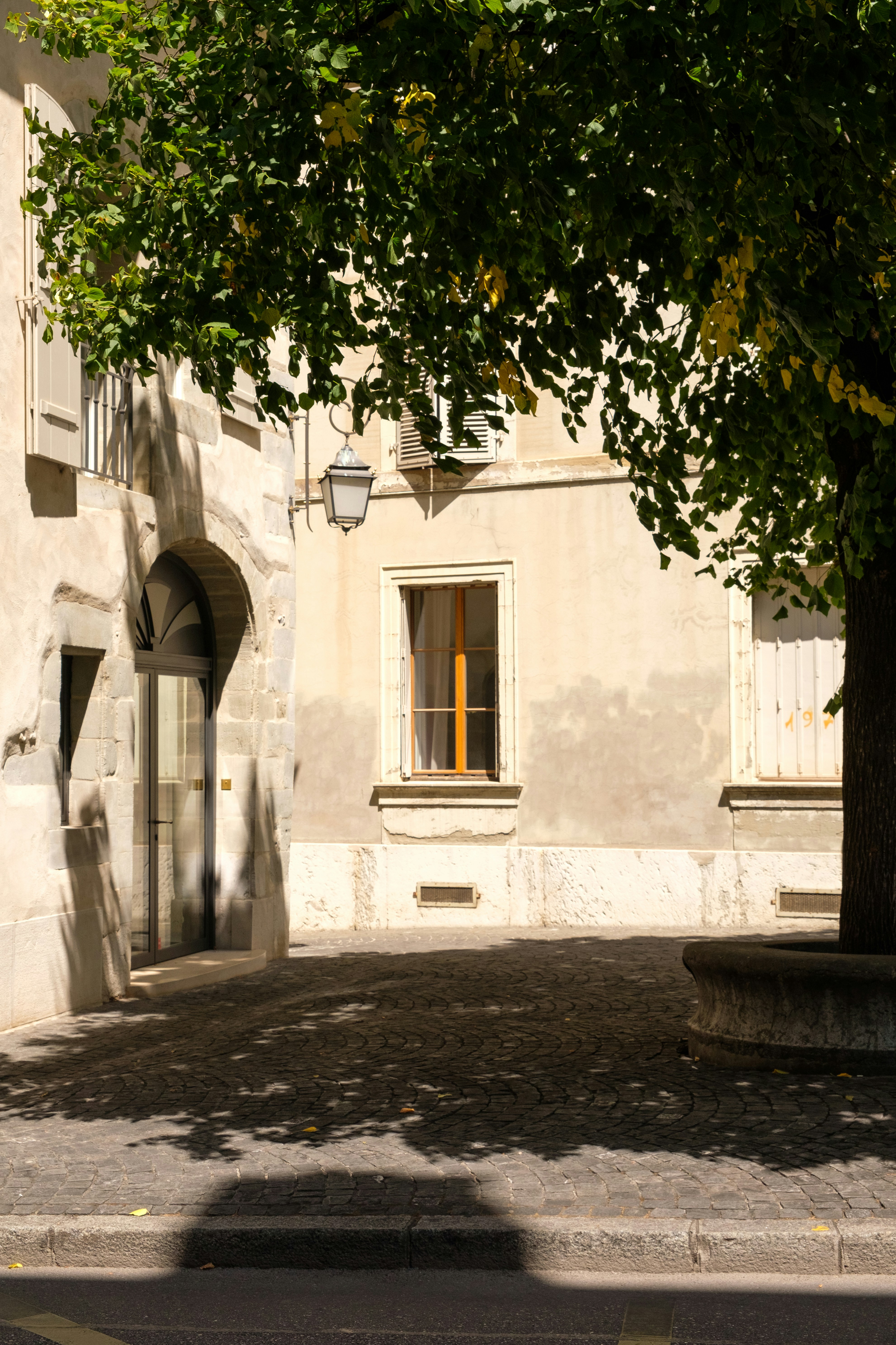 Technicien installant un store vénitien avec un niveau à bulle dans un appartement à Lausanne
