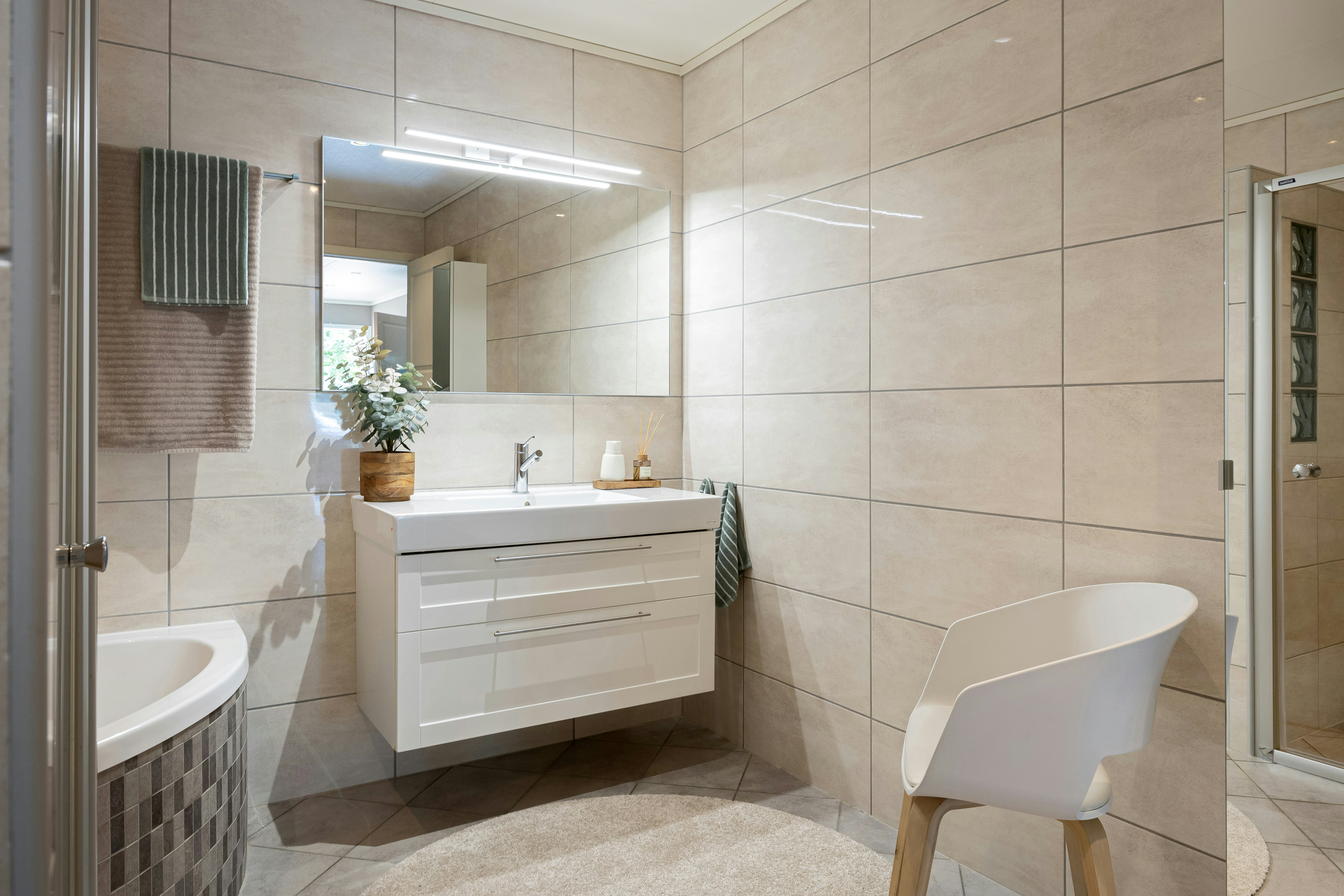 Rénovation de salle de bain de haute qualité avec carrelage moderne.