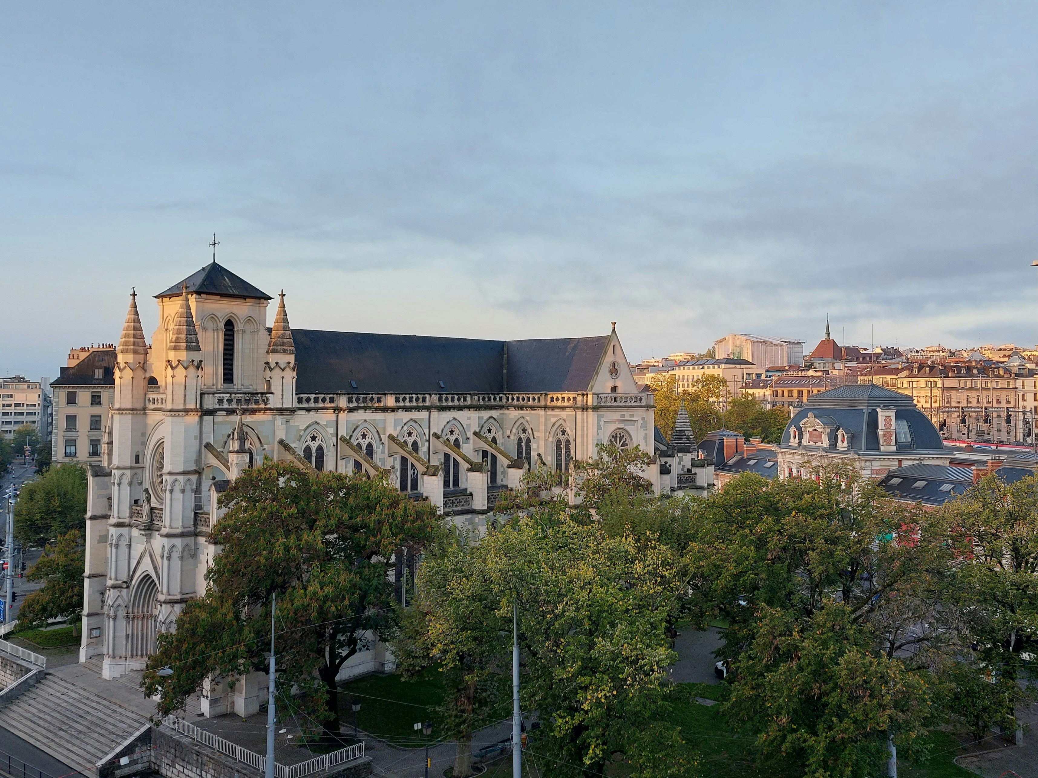 Intérieur gothique et vue extérieure de la Cathédrale Saint-Pierre à Genève