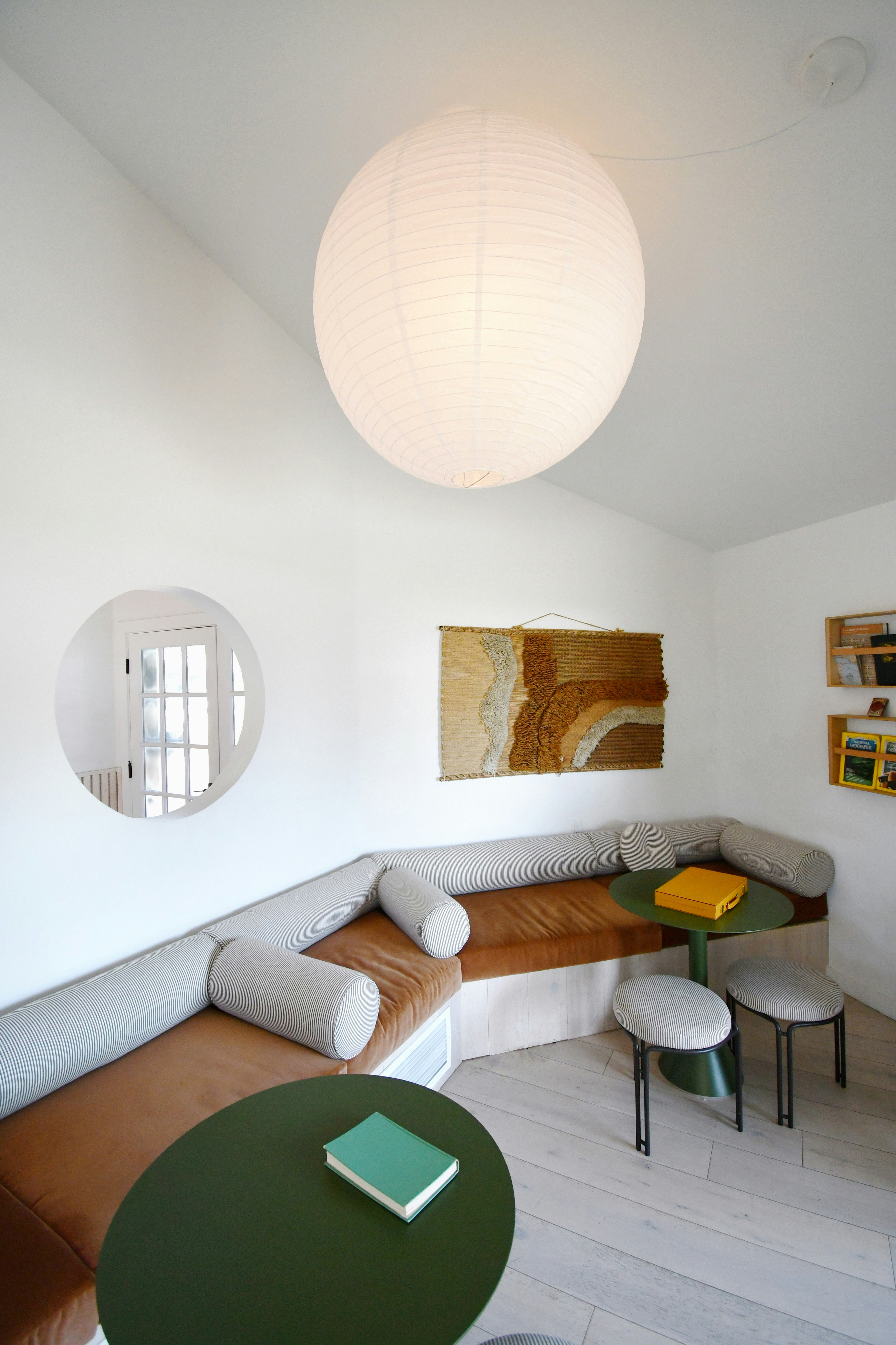 Salon moderne lumineux avec des murs peints en blanc mat, illustrant le rendu propre de l'acrylique.