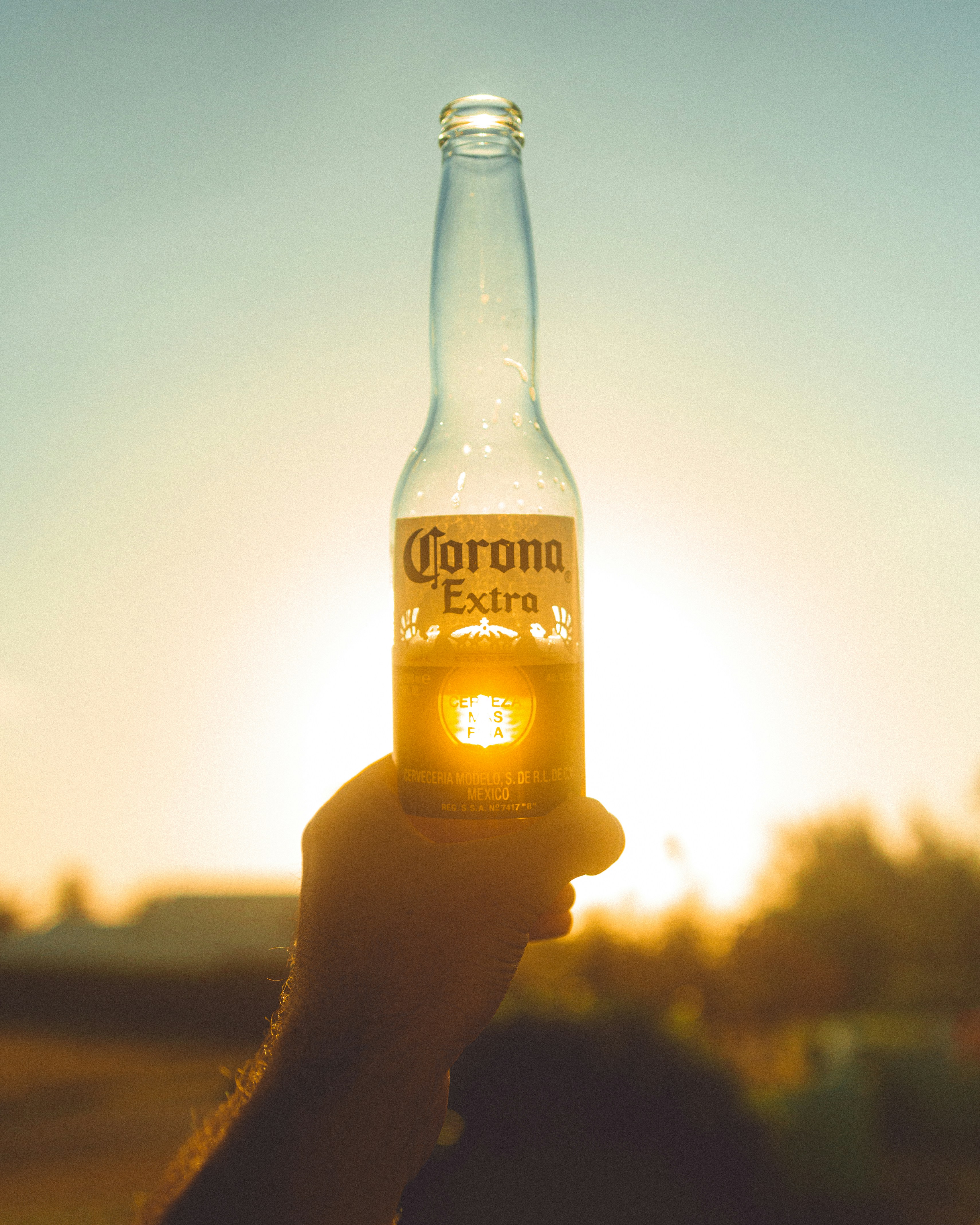 Détail artistique d'une tireuse à bière avec un éclairage chaleureux en arrière-plan