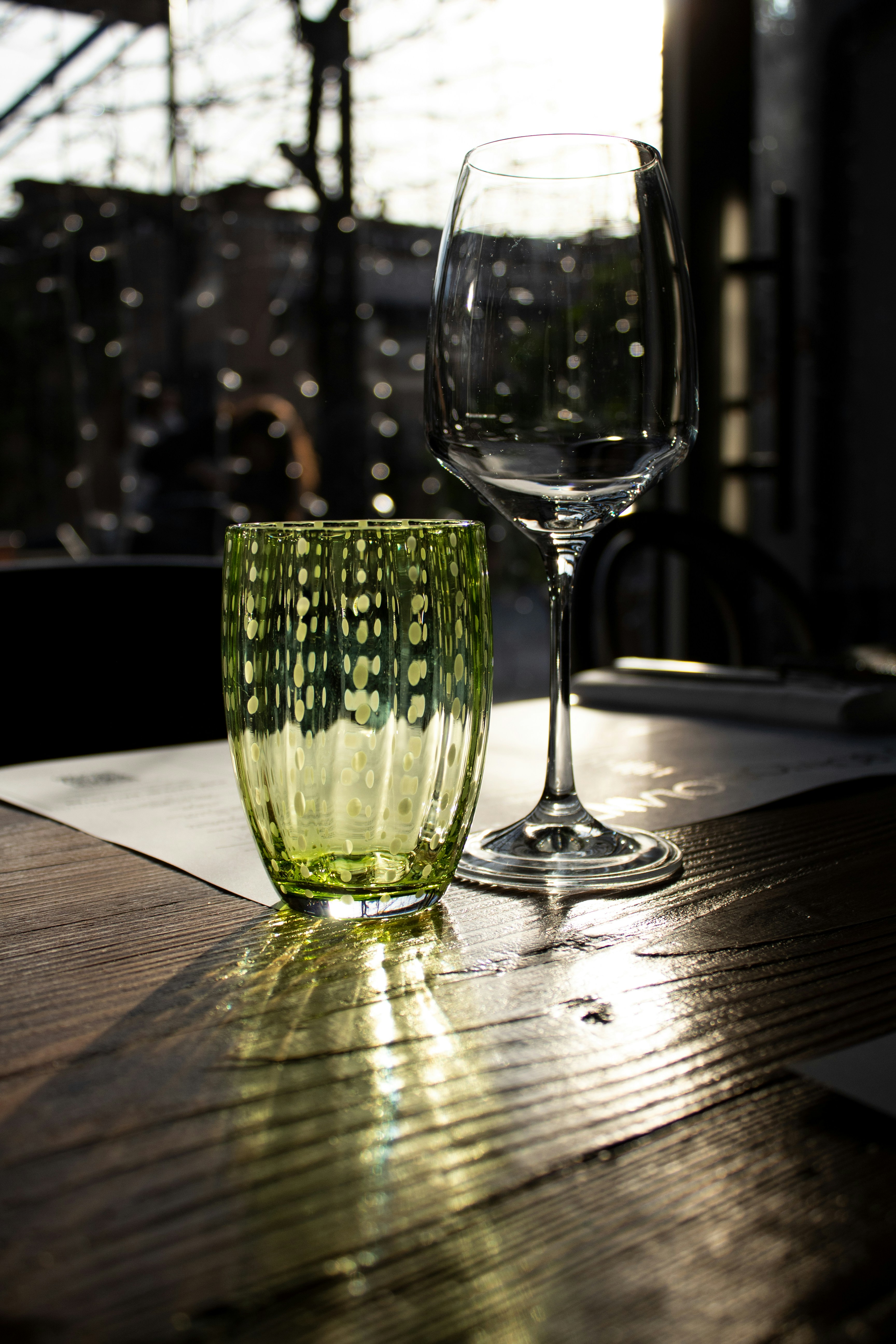 Verres de vin blanc sur une table en bois avec flou d'arrière-plan ambiance soirée