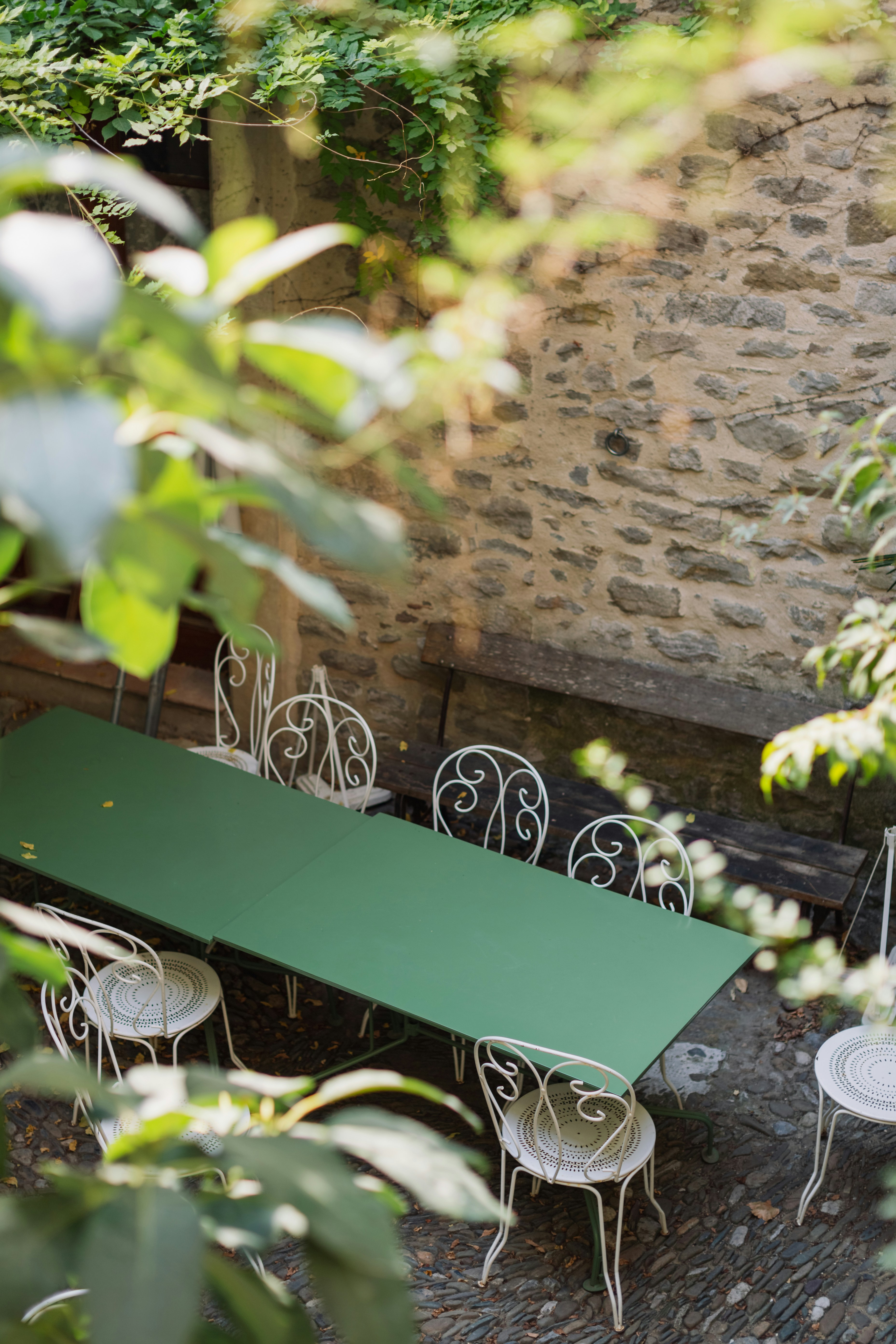Palette de couleurs provençales montrant des échantillons de terracotta, vert olive, et pierre calcaire sur une table en bois