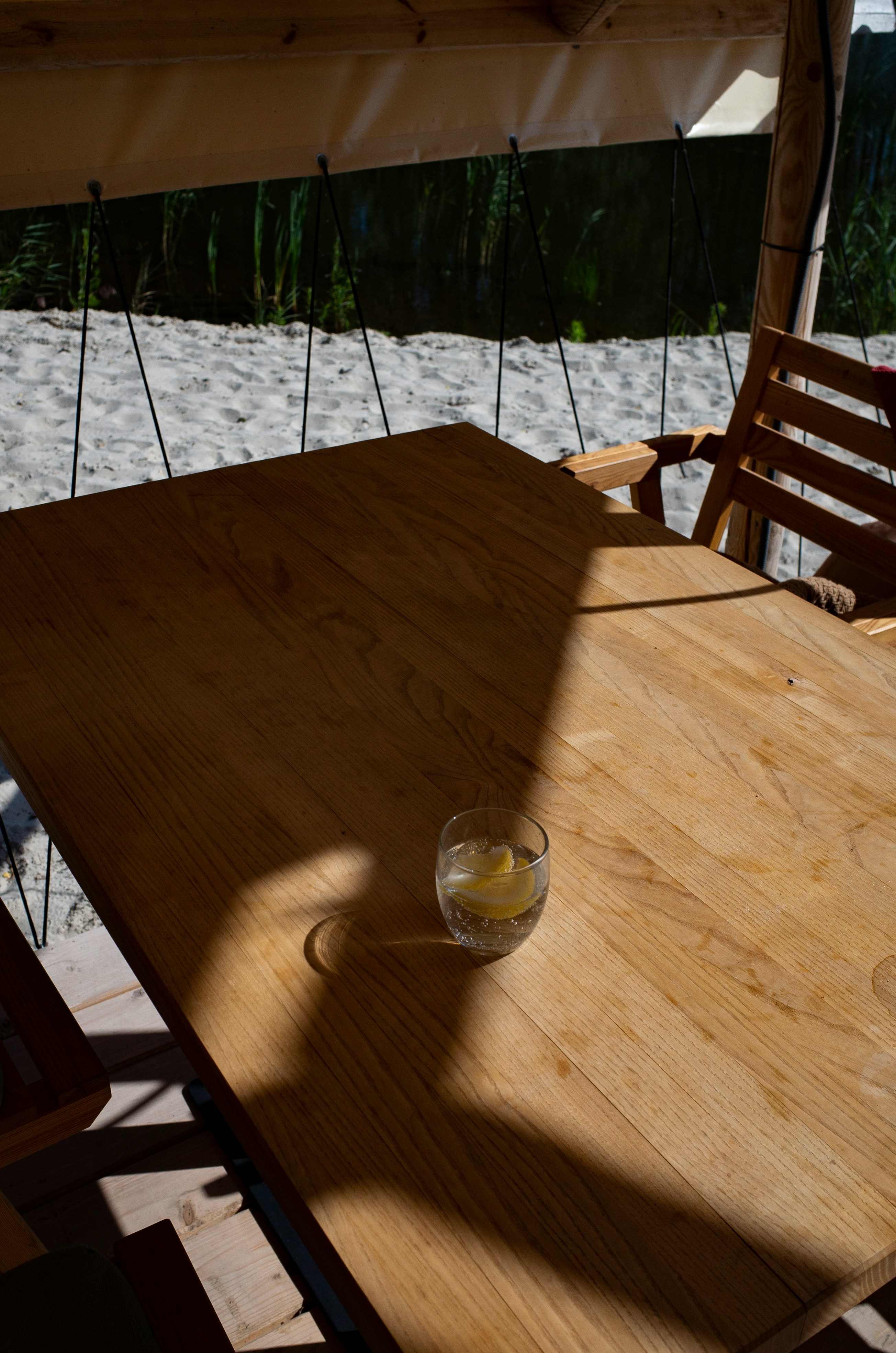 Close up of a refreshing draft beer and a basket of popcorn on a wooden table