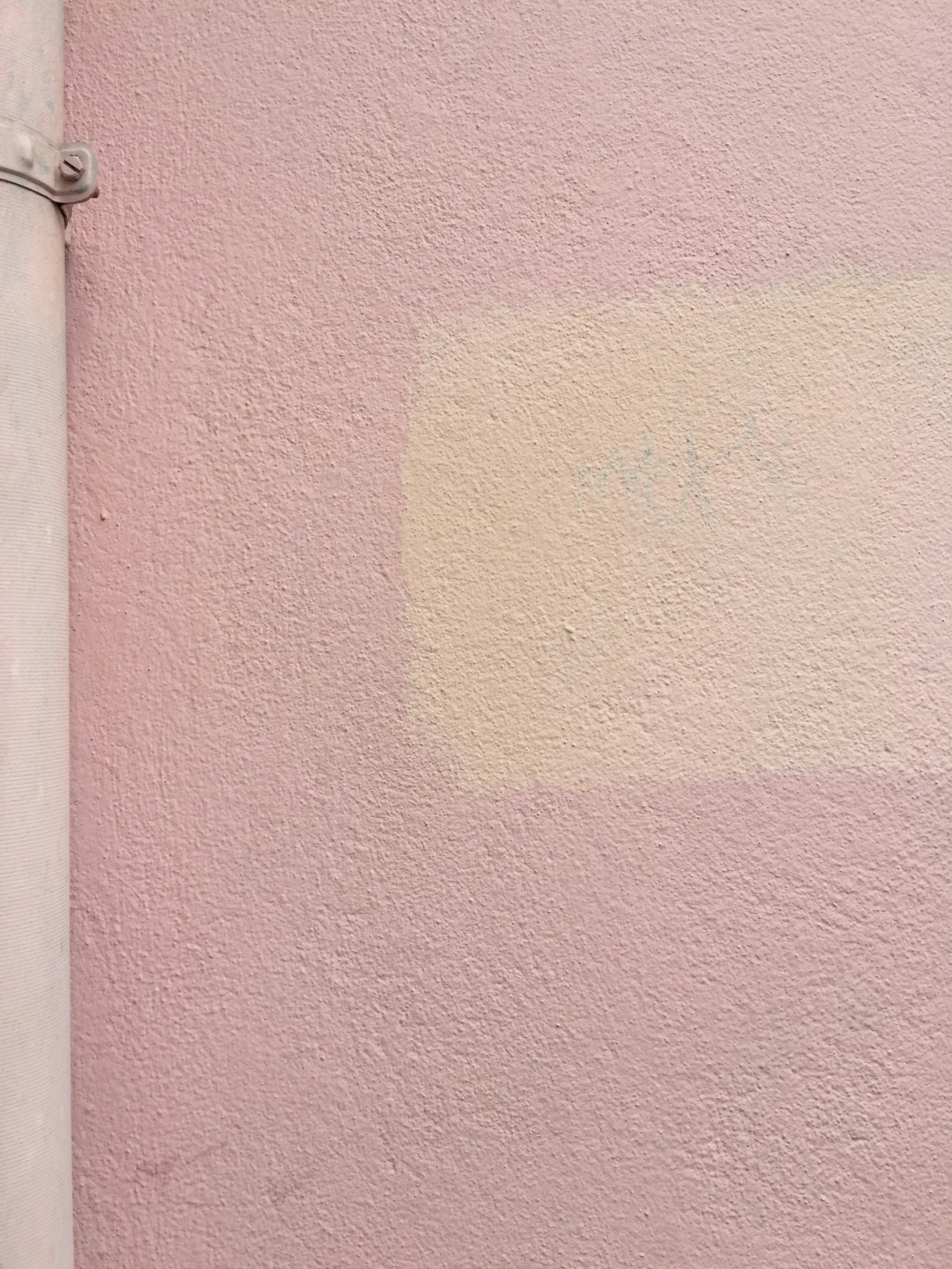 Palette de couleurs pastels vert sauge rose poudré et bleu ciel pour mur salle de bain